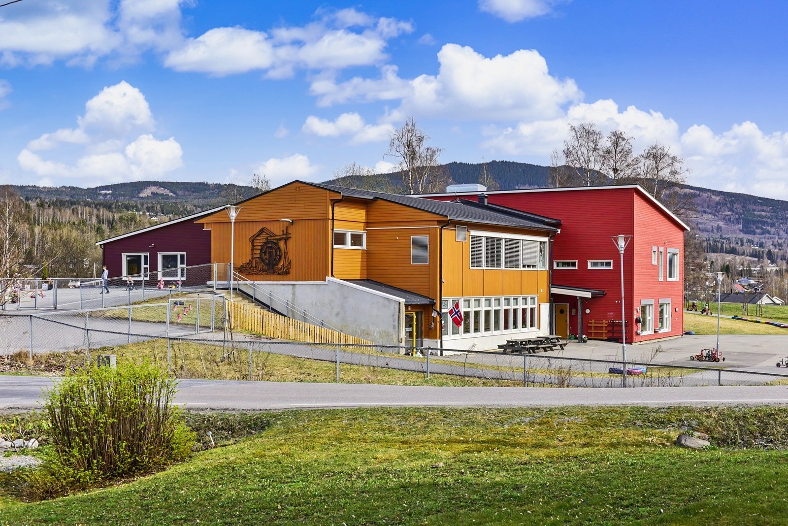 Den korte og trygge veien til barnehagen er en stor fordel i en travel hverdag. Galleribilde