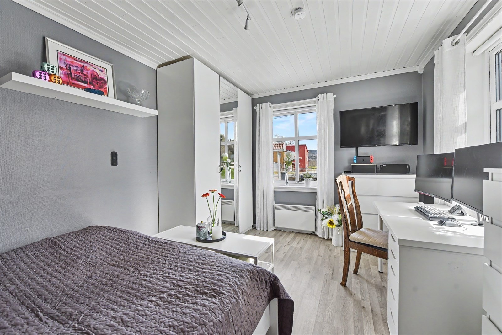 Rommet har god plass til seng, garderobe og en liten arbeidsplass. Galleribilde