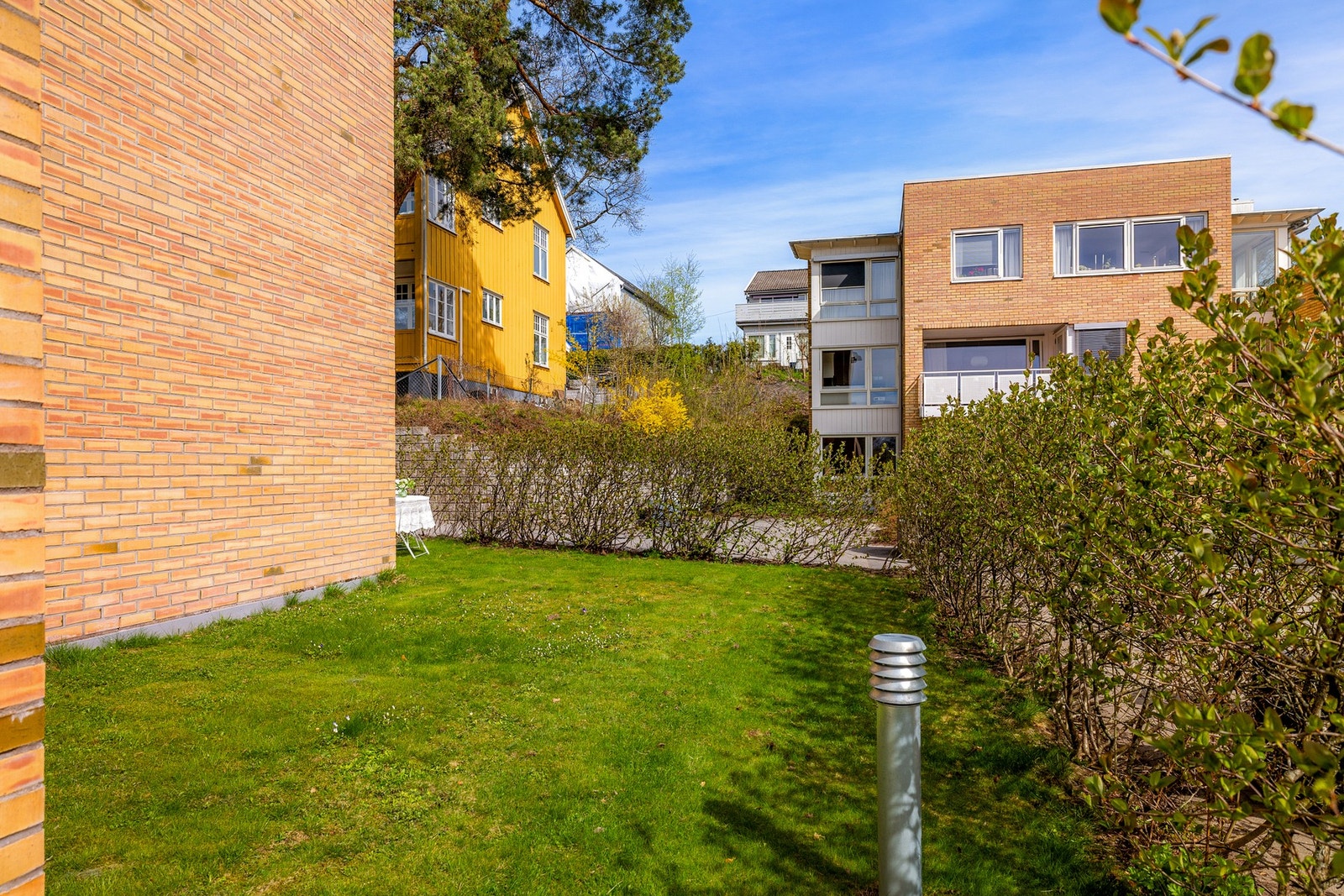 Med utearealer på tre sider av leiligheten er det gode muligheter for å følge solen gjennom dagen. Galleribilde