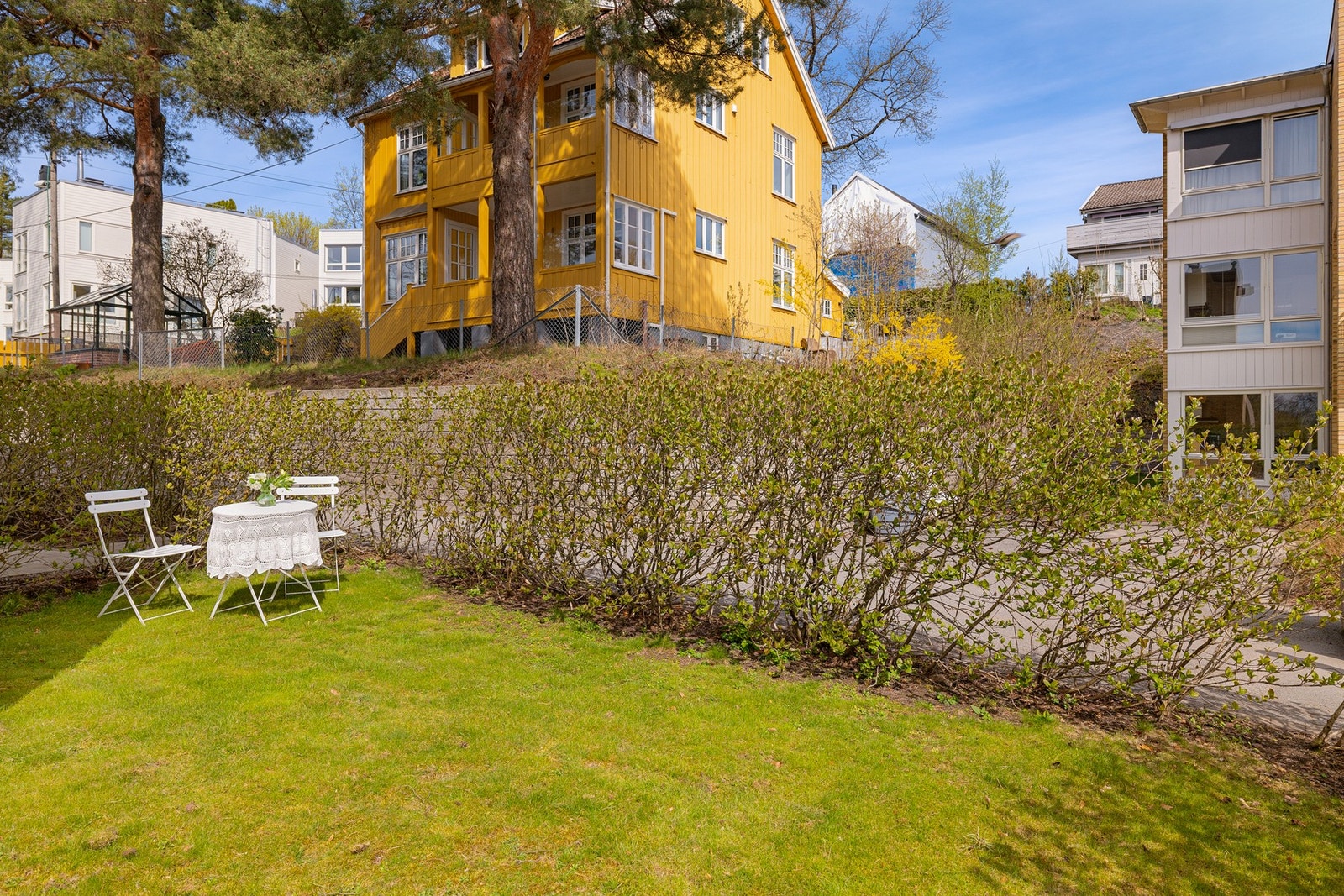 Hekk og vegetasjon bidrar til en avgrenset og privat atmosfære, samtidig som uteområdet oppleves åpent og romslig. Sameiet ved Gartnerhagen ivaretar beskjæring av hekk
rundt hele utearealet, Galleribilde