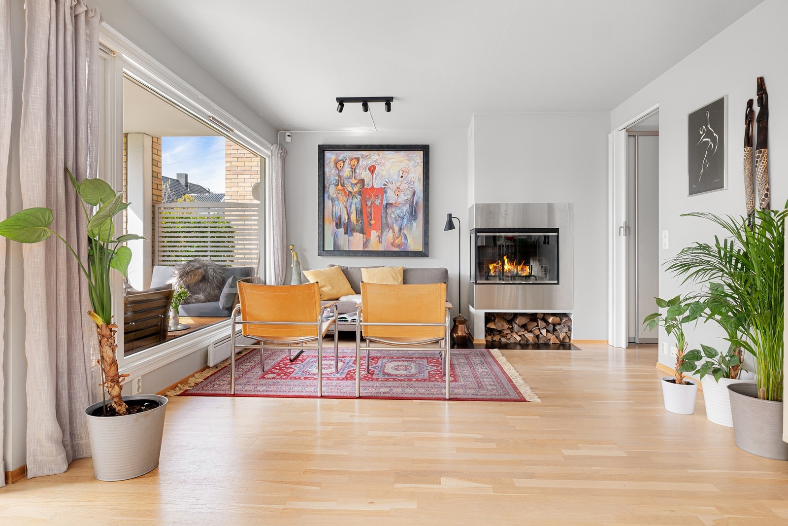 I stuen er det en moderne elementpeis som bidrar til hygge. Galleribilde
