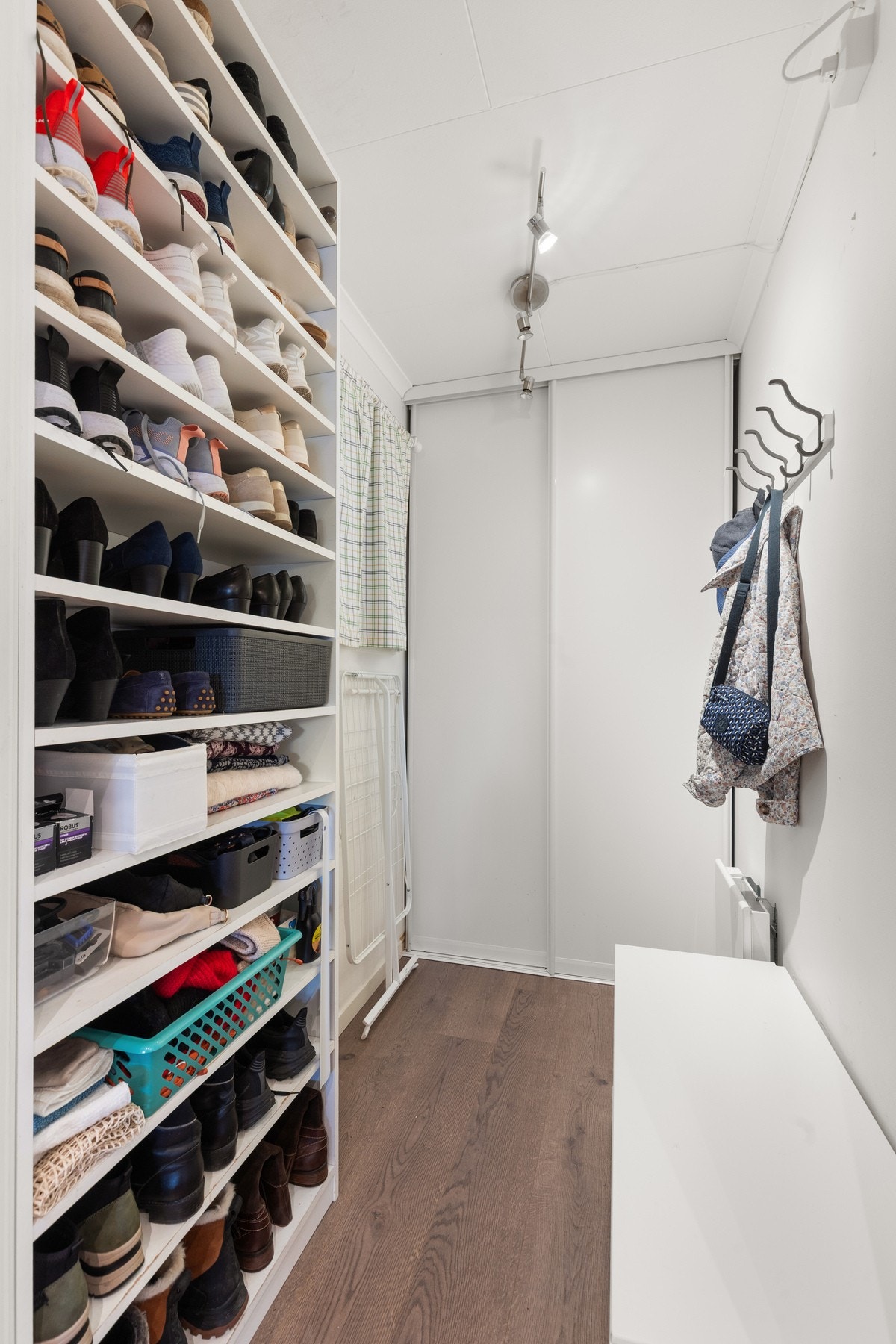 Kontor/Garderobe med vindu. Galleribilde