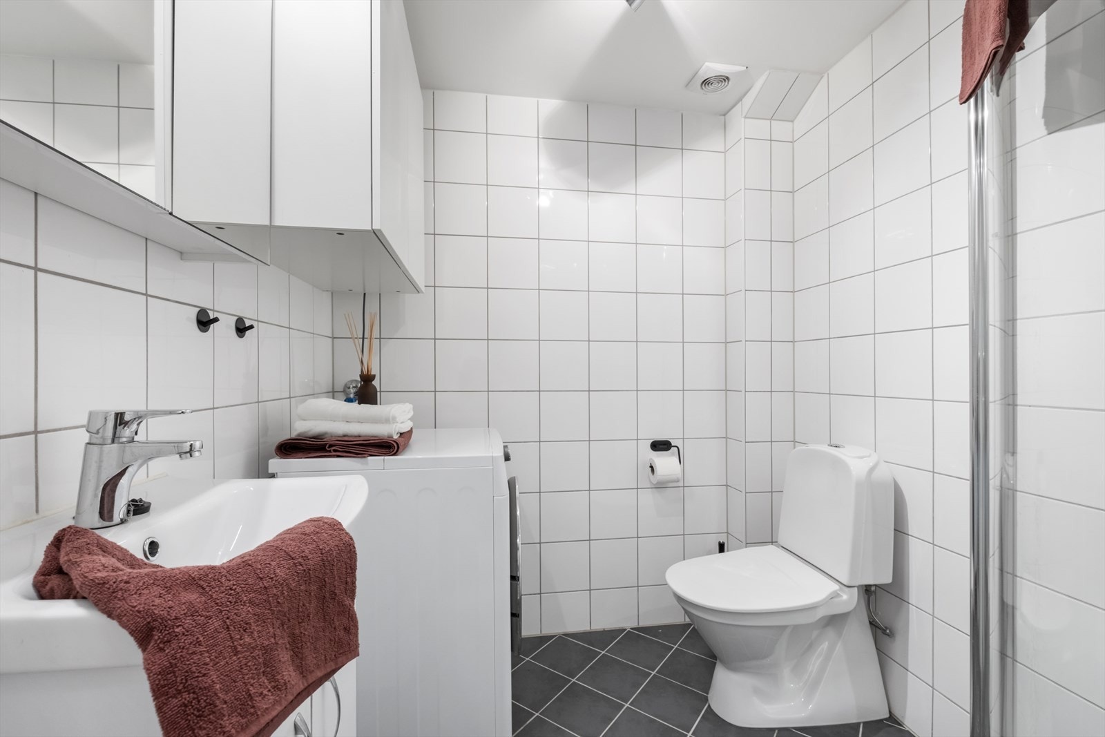 Bad med fliser på gulv og vegg Galleribilde