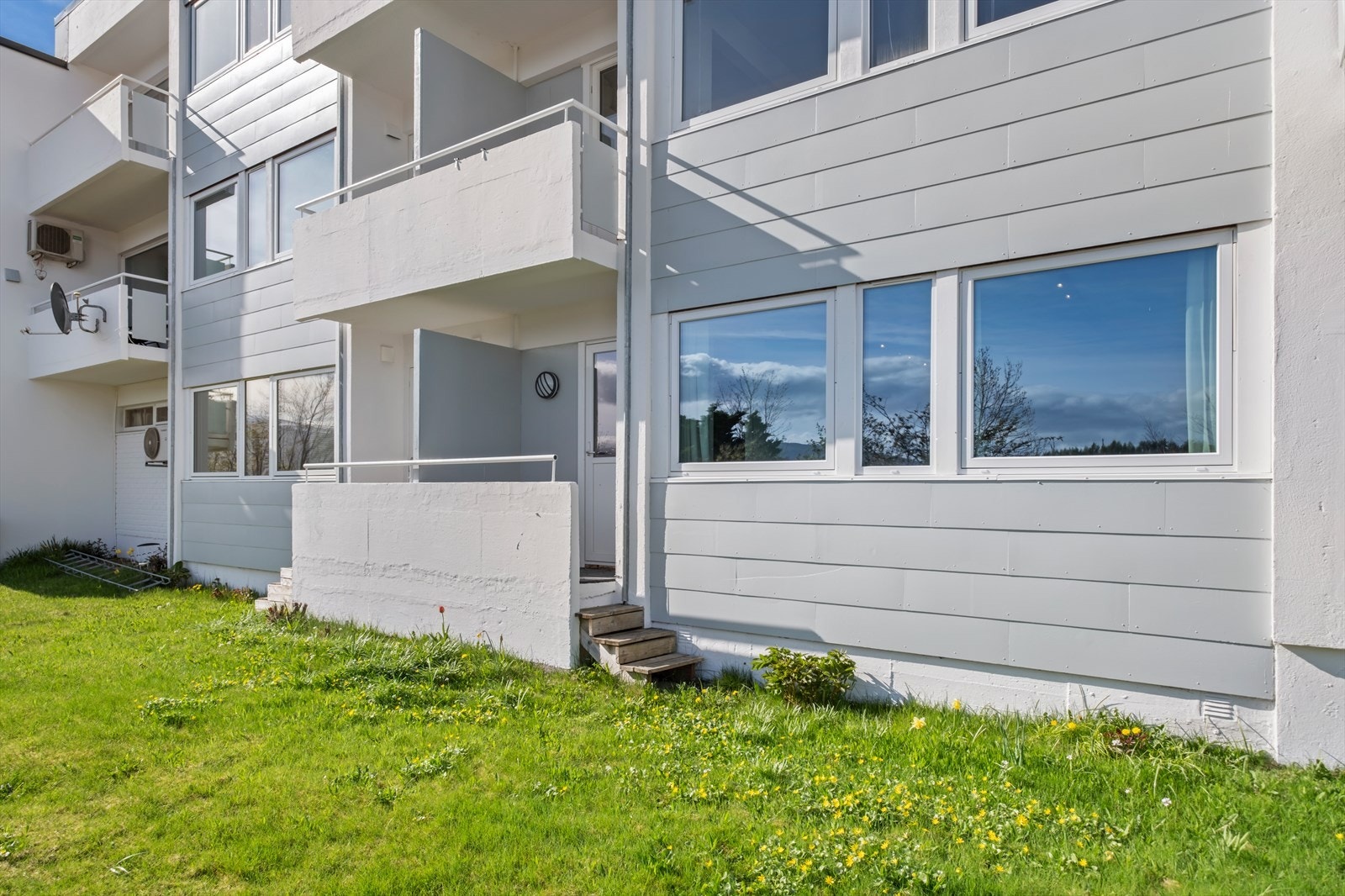 Fasade - leiligheten ligger på bakkeplan og har en egen, overbygd veranda. Galleribilde