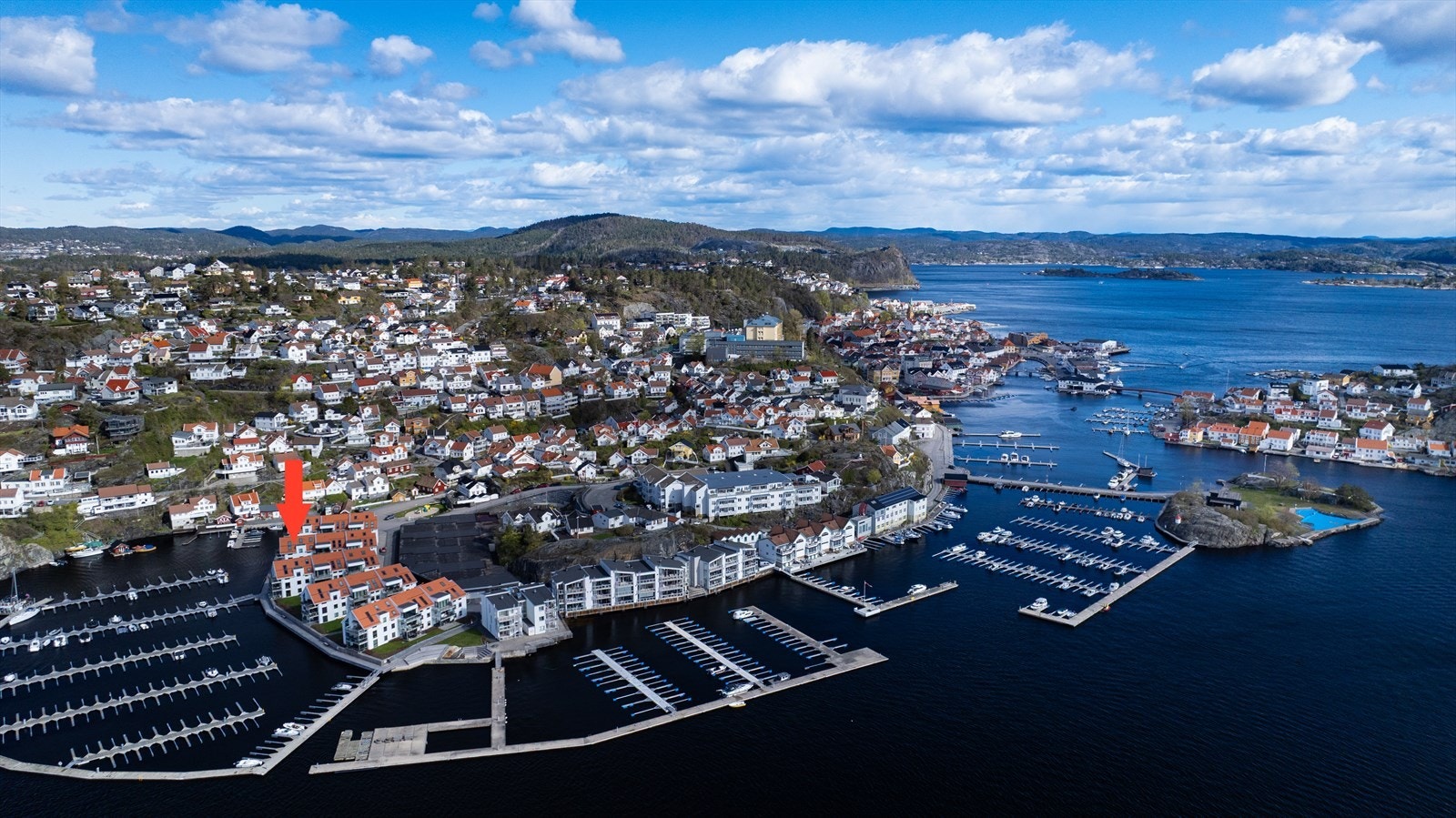 Utsikten strekker seg langt utover Kragerøs vakre landskap, med øyer, sund og båter som setter rammen for en ekte sørlandsidyll. Galleribilde