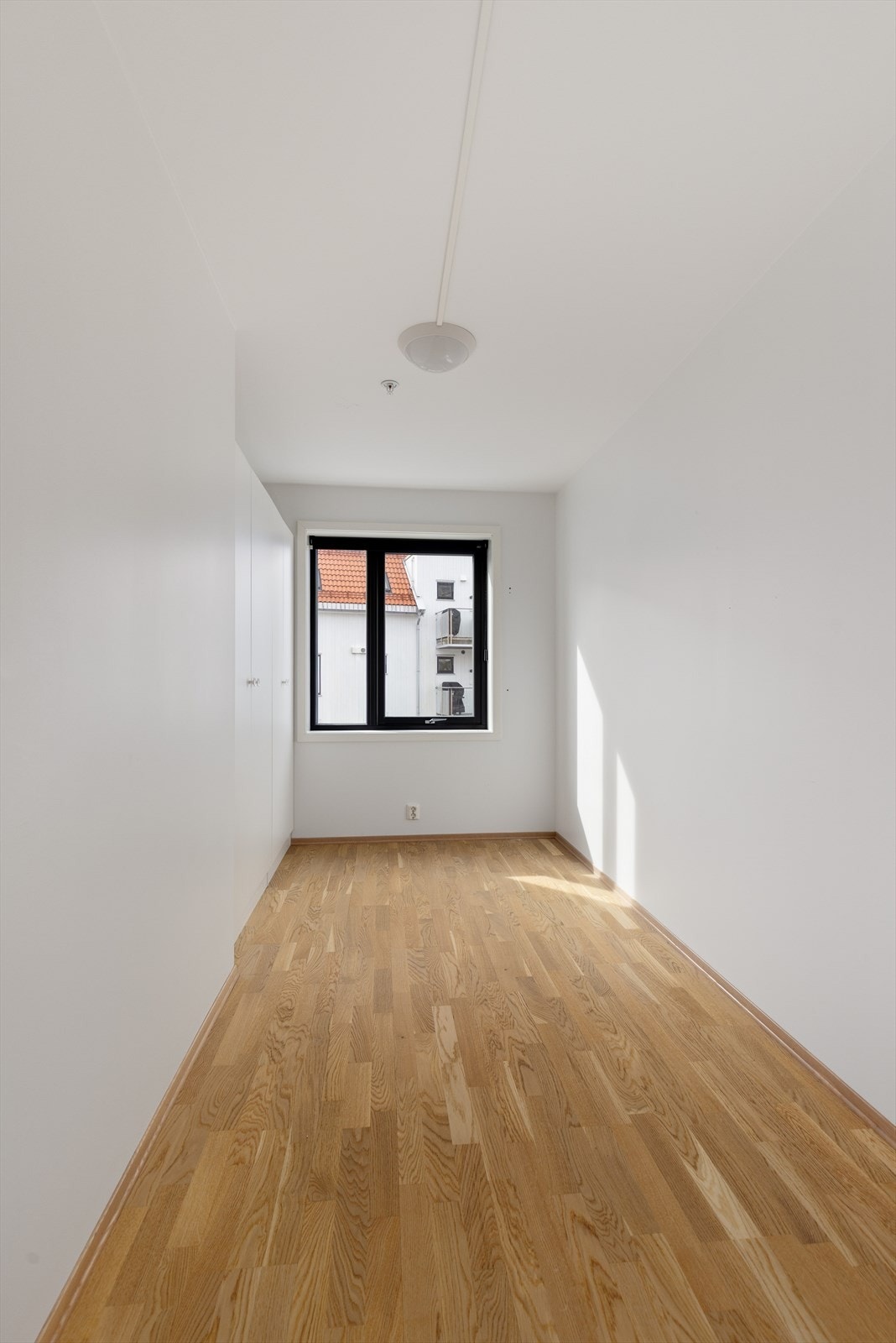 Et av boligens soverom med fleksibel bruk, enten som gjesterom, kontor eller barnerom. Galleribilde