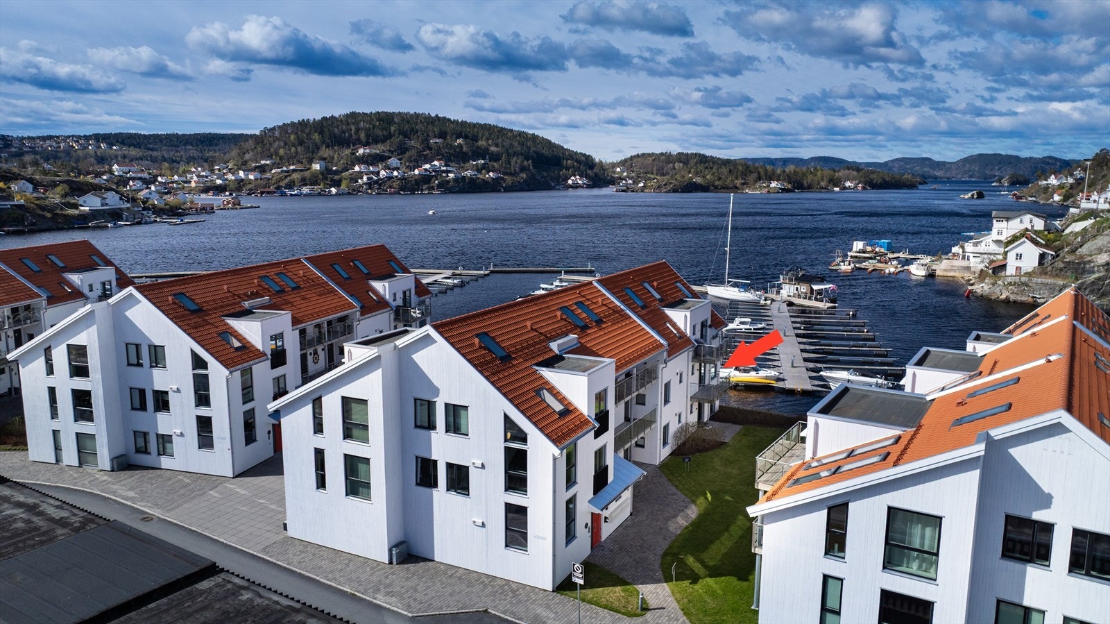Området byr på en unik kombinasjon av rolige omgivelser og nærhet til byliv, hvor du kan vandre langs bryggekanten og inn til sommerens høydepunkter. Galleribilde