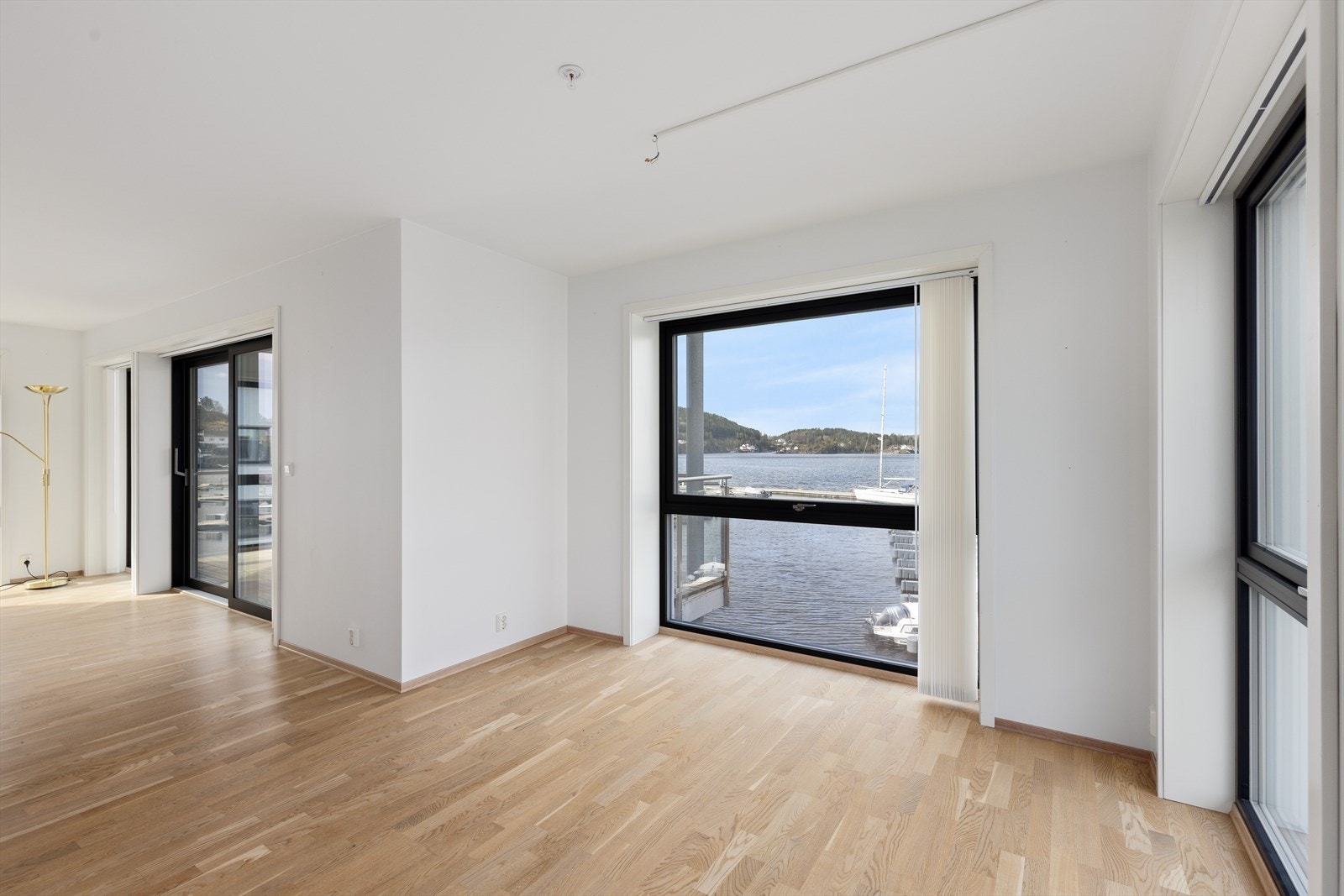 Lyst rom med utgang til terrasse og utsikt mot sjøen - en rolig sone med gode bruksmuligheter. Galleribilde