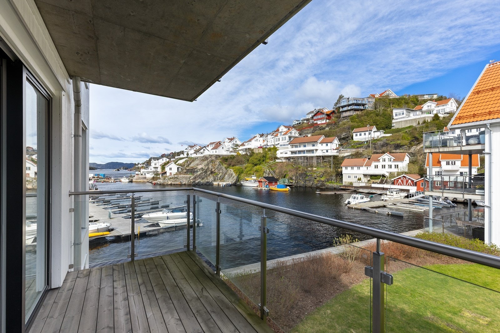 Fra kjøkkenet er det utgang til atter en solrik balkong hvor utsikten over Kragerøs sjarmerende bebyggelse og glitrende sjø kan nytes - her får du ekte skjærgårdsidyll. Galleribilde