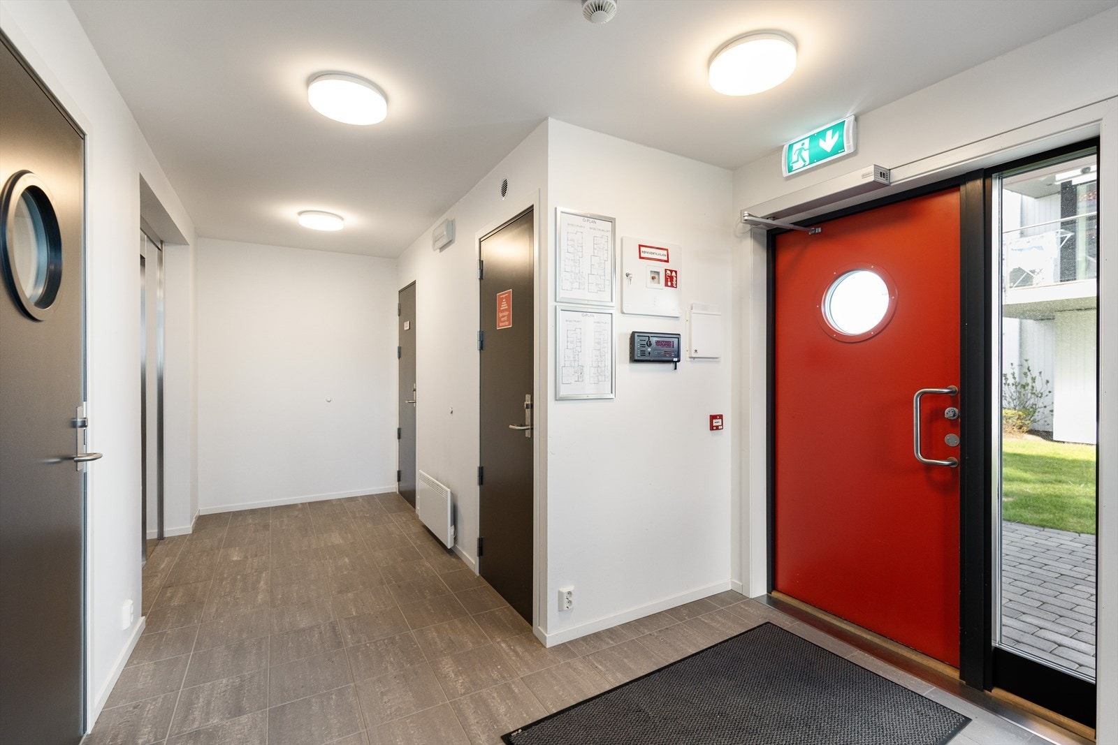 Bygget er pent innredet med innbydende inngangsparti fra bakkeplan. Galleribilde