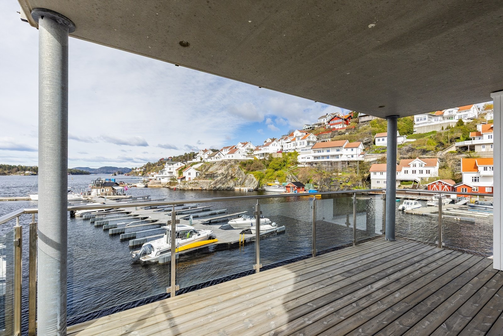 Uteplassen byr på god plass til både spisegruppe og avslapning, med sjøen som nærmeste nabo. Galleribilde