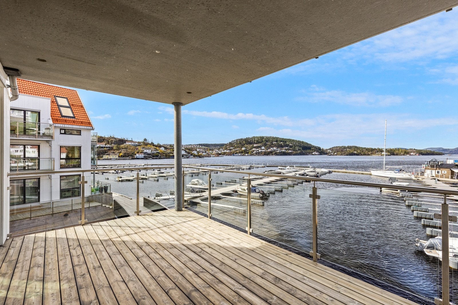 Fra stuen er det utgang til en solrik terrasse med god plass til utemøblering og utsikt mot sjø og nærområde. En romslig uteplass med naturlig forlengelse av oppholdsrommet og flott beliggenhet mot vannet. Galleribilde