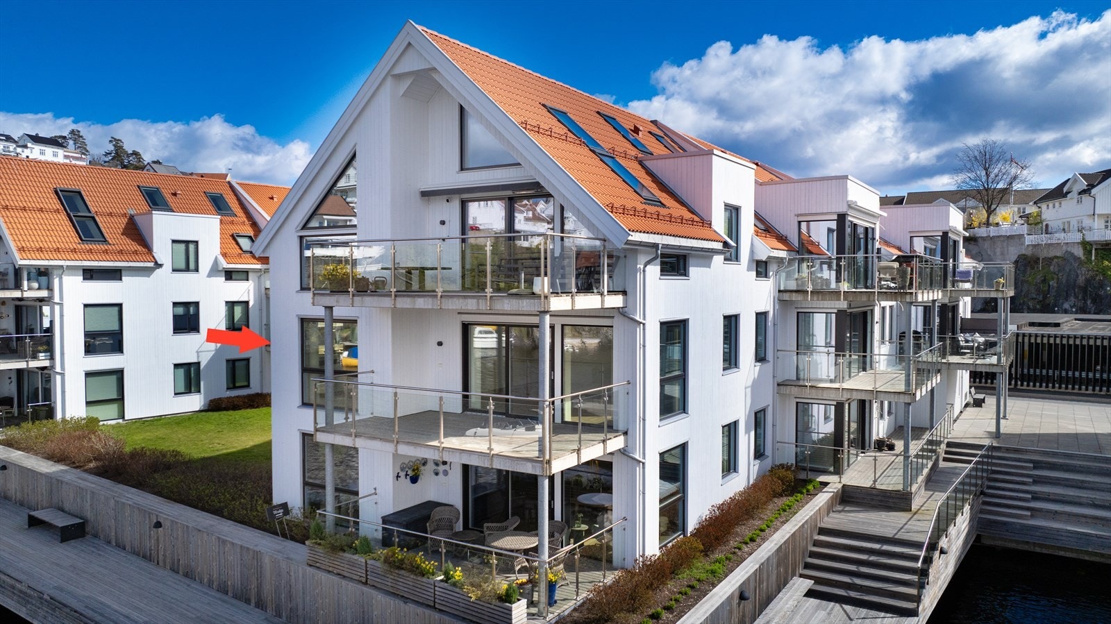 Leiligheten ligger vakkert til i et moderne og maritimt miljø, hvor arkitektur og omgivelser spiller på lag med sjøen og skaper en harmonisk helhet. Galleribilde