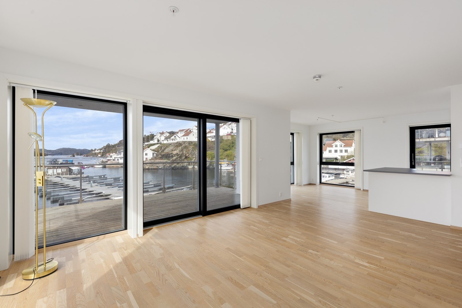 Stuen oppleves lys og luftig med god plass til flere møbleringssoner og utgang til terrasse. Et romslig oppholdsrom med store vindusflater som slipper inn rikelig med lys og gir en åpen og luftig romfølelse. Galleribilde
