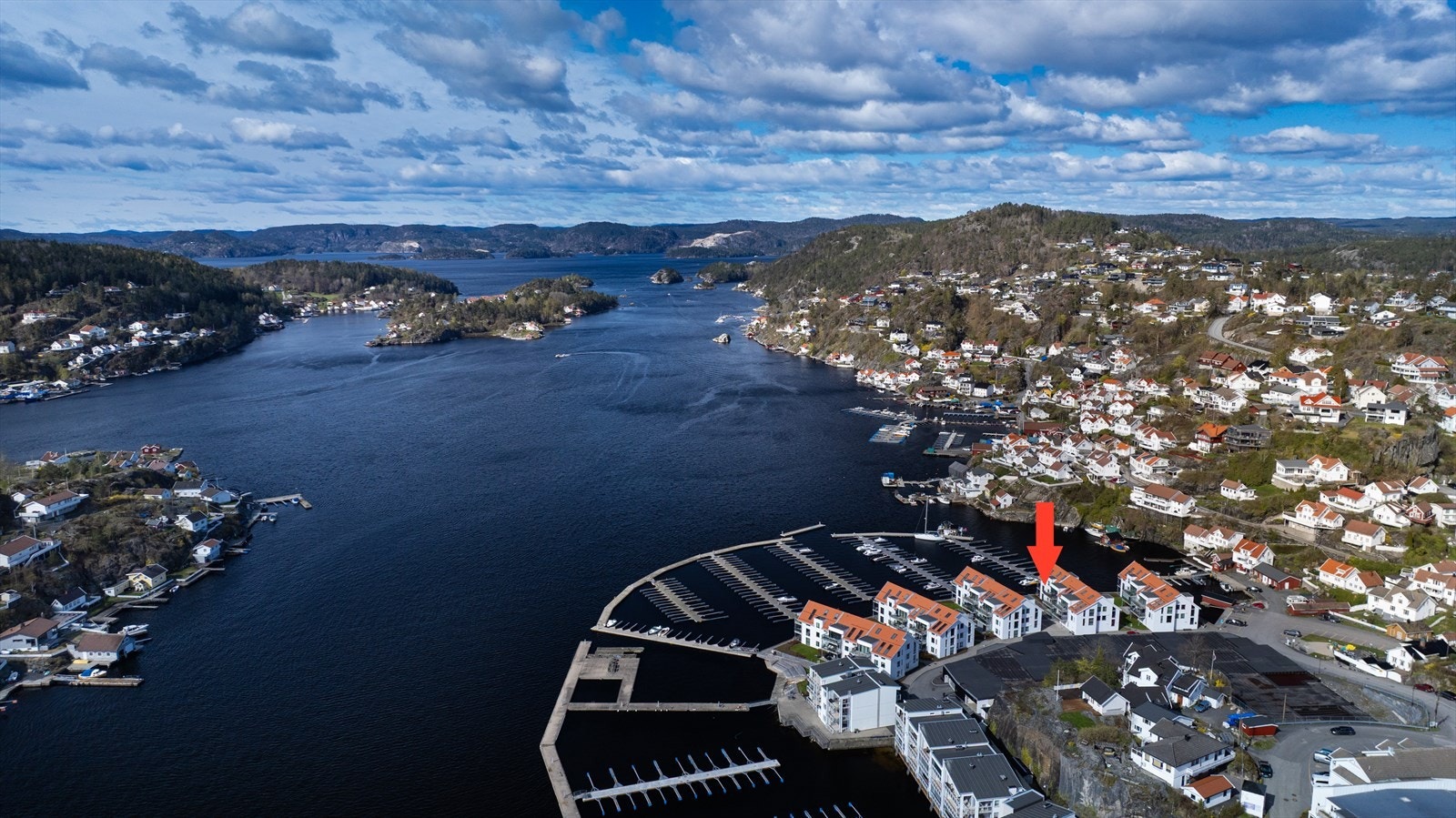 Her åpner skjærgården seg rett utenfor døren, med utallige muligheter for båtliv, bading og opplevelser i vakker natur. Galleribilde