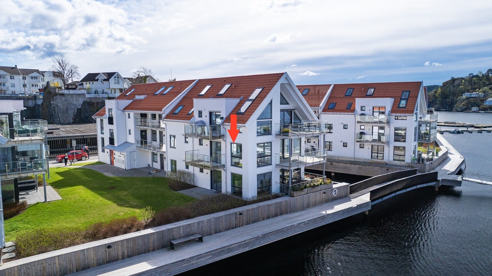 Midt i det attraktive området på Skrubbodden bor du tett på vannet, med gangavstand til sentrum og alt Kragerø har å by på av opplevelser. Galleribilde