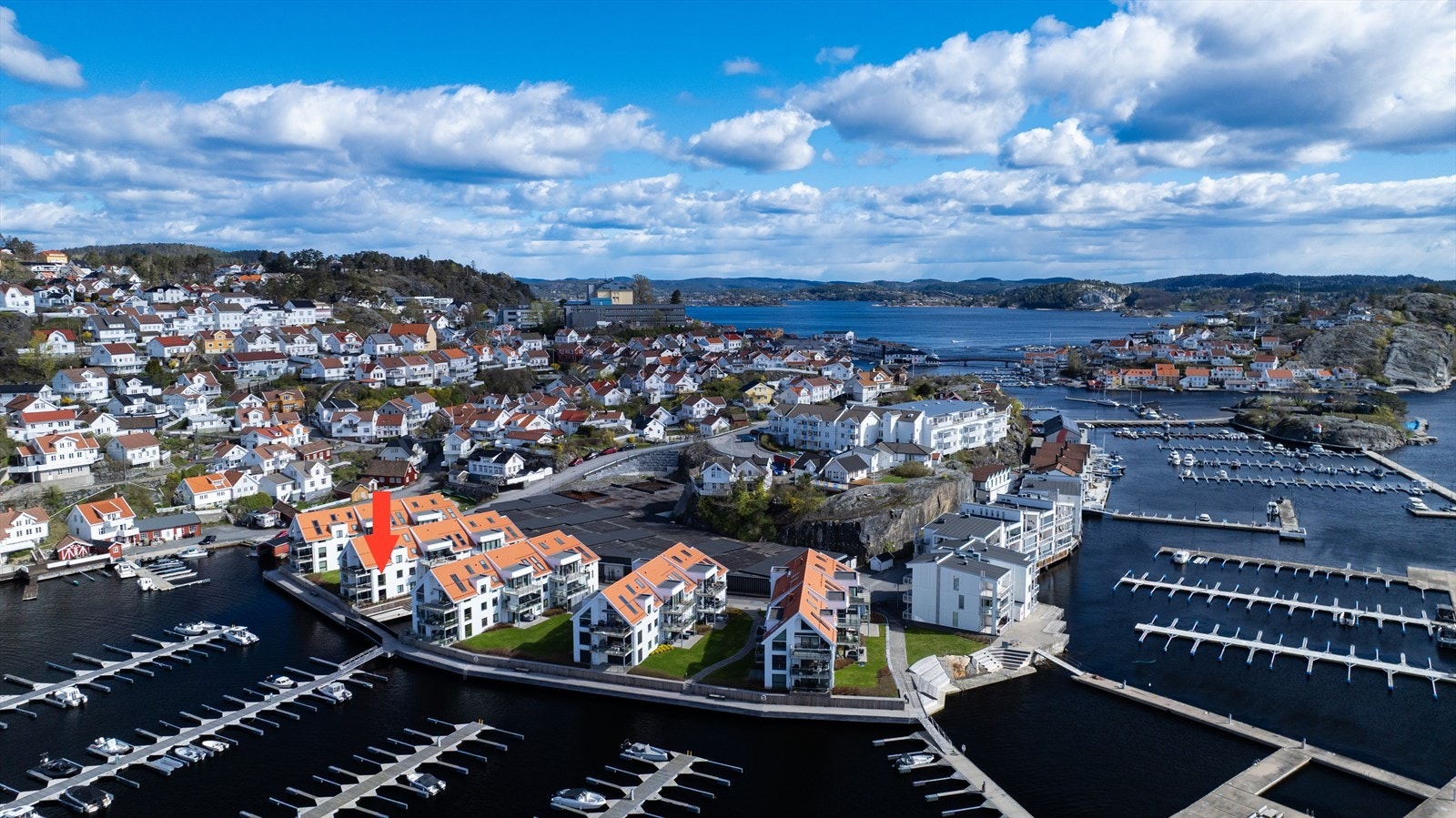 Fra luften åpenbarer Kragerø seg i all sin prakt - et levende kystsamfunn omgitt av holmer, båtliv og sommerstemning, med kort vei fra ro til puls. Galleribilde