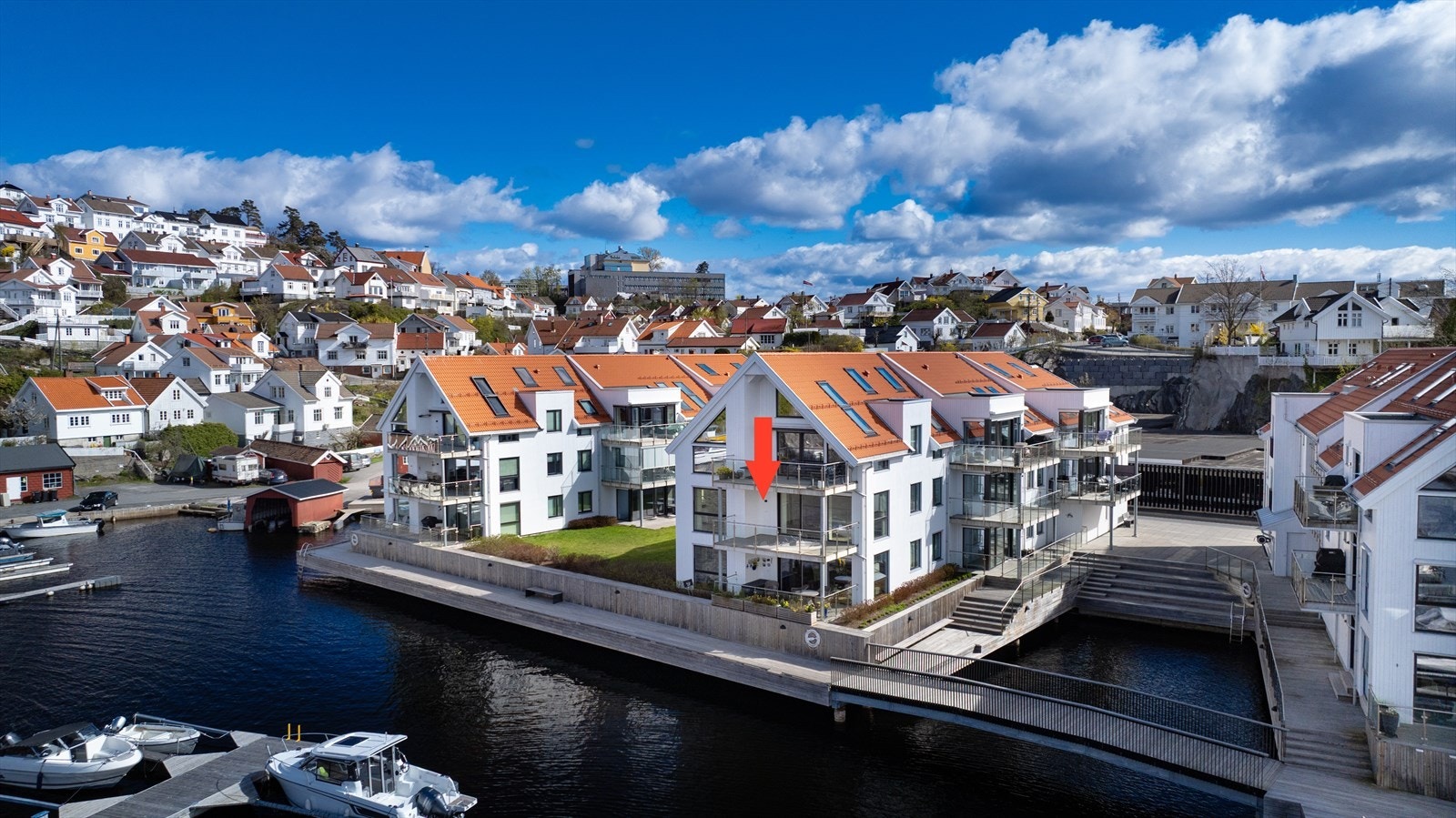 Beliggenheten gir deg det beste av to verdener - fredelige omgivelser ved vannkanten og kort vei til byens liv og tilbud. Galleribilde