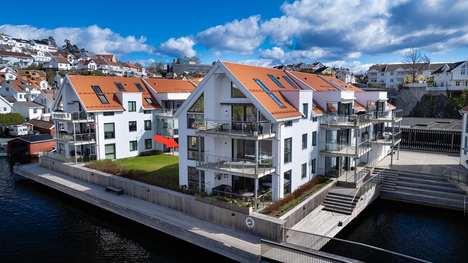 Her bor du i første rekke mot sjøen, med utsikt over båtliv og skjærgård - en beliggenhet som gir den ekte følelsen av å være på ferie. Galleribilde