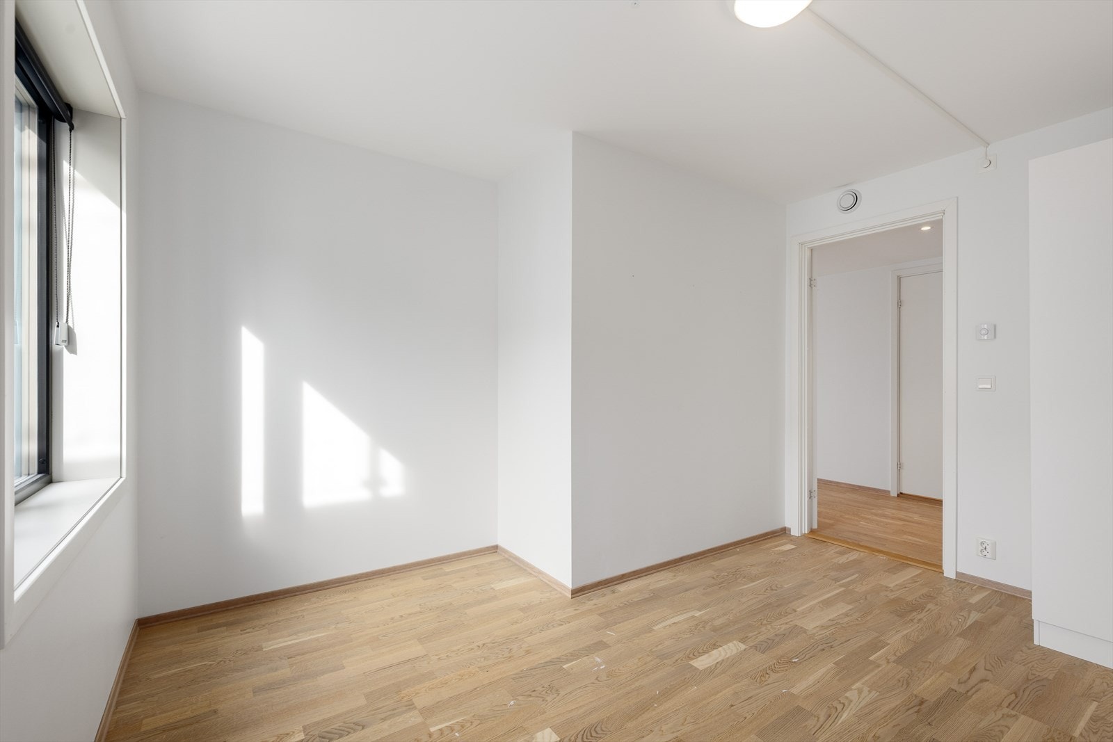 Soverom med rolig atmosfære og gode muligheter for å skape en komfortabel sone. Galleribilde