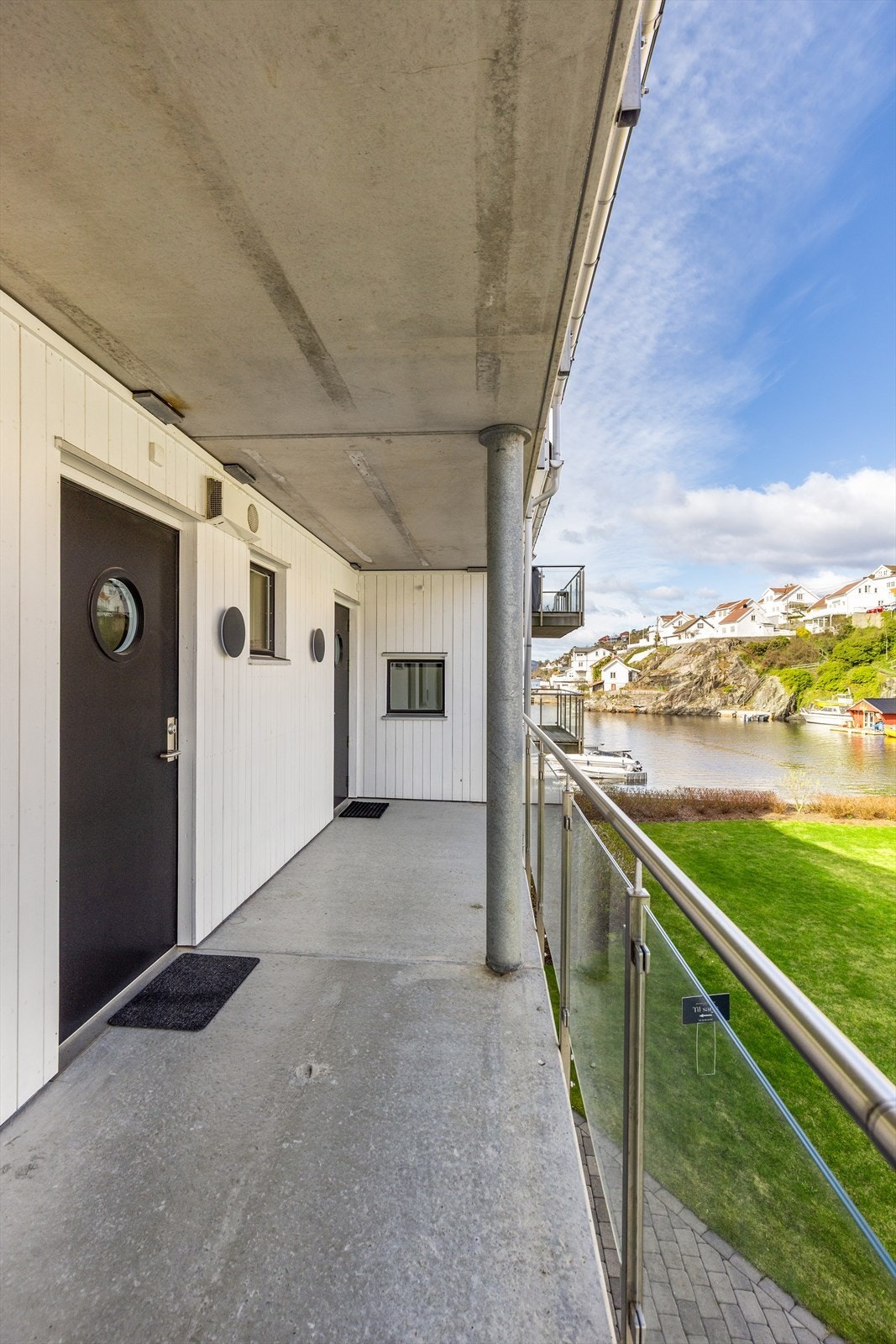 Allerede før du ankommer boligen blir du slått av den vakre utsikten mot fjorden som gir en ørliten smakebit av hva som kan forventes fra innsiden. Galleribilde