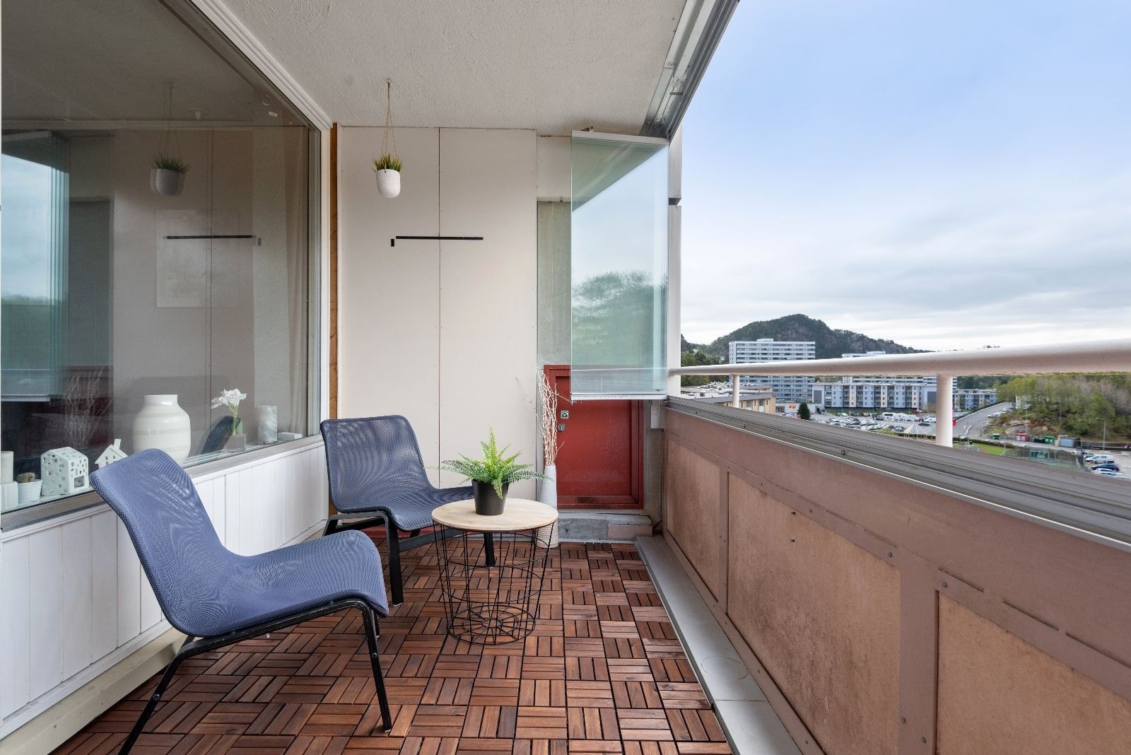 Hyggelig veranda med utsikt over nærområdet. Galleribilde