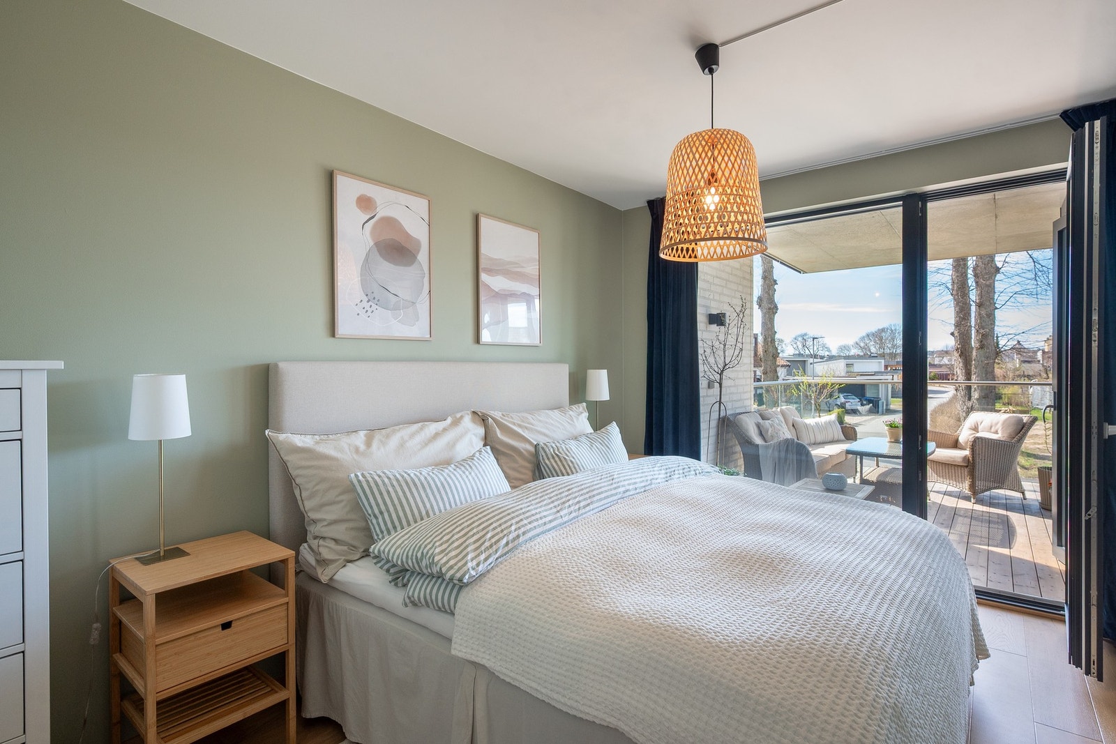 Leilighetens hovedsoverom oppleves stort. Galleribilde