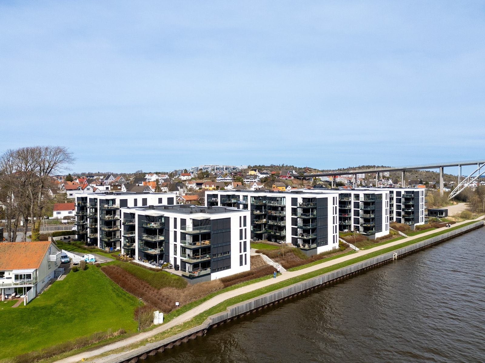 Fra leiligheten er det kort gåavstand til sentrum, jernbanestasjon og ikke minst er det kort vei med Byferga som tar deg til Gamlebyen. Galleribilde