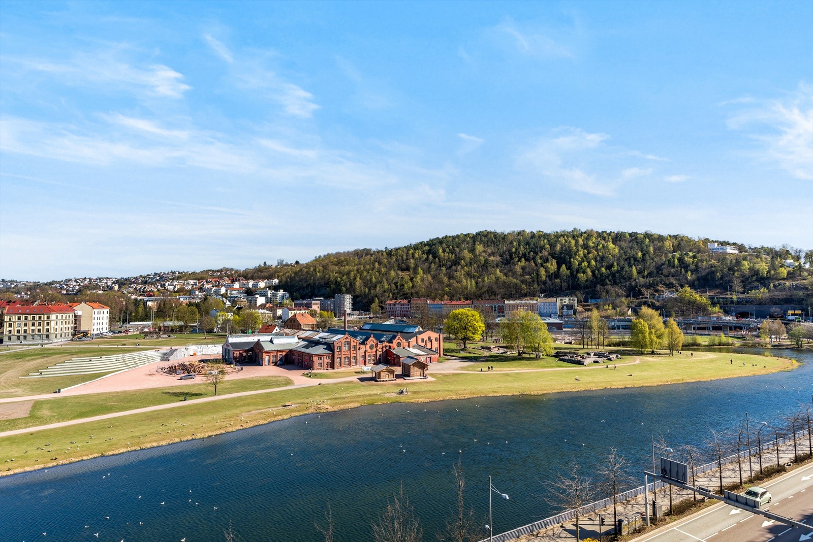Nydelig utsikt til Middelalderparken fra inngangspartiet Galleribilde