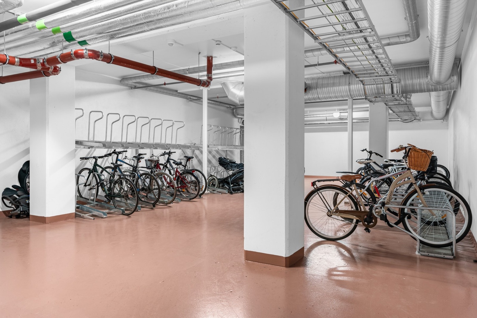 Sykkelbod i kjelleren med heisadkomst til leilighetsplan Galleribilde