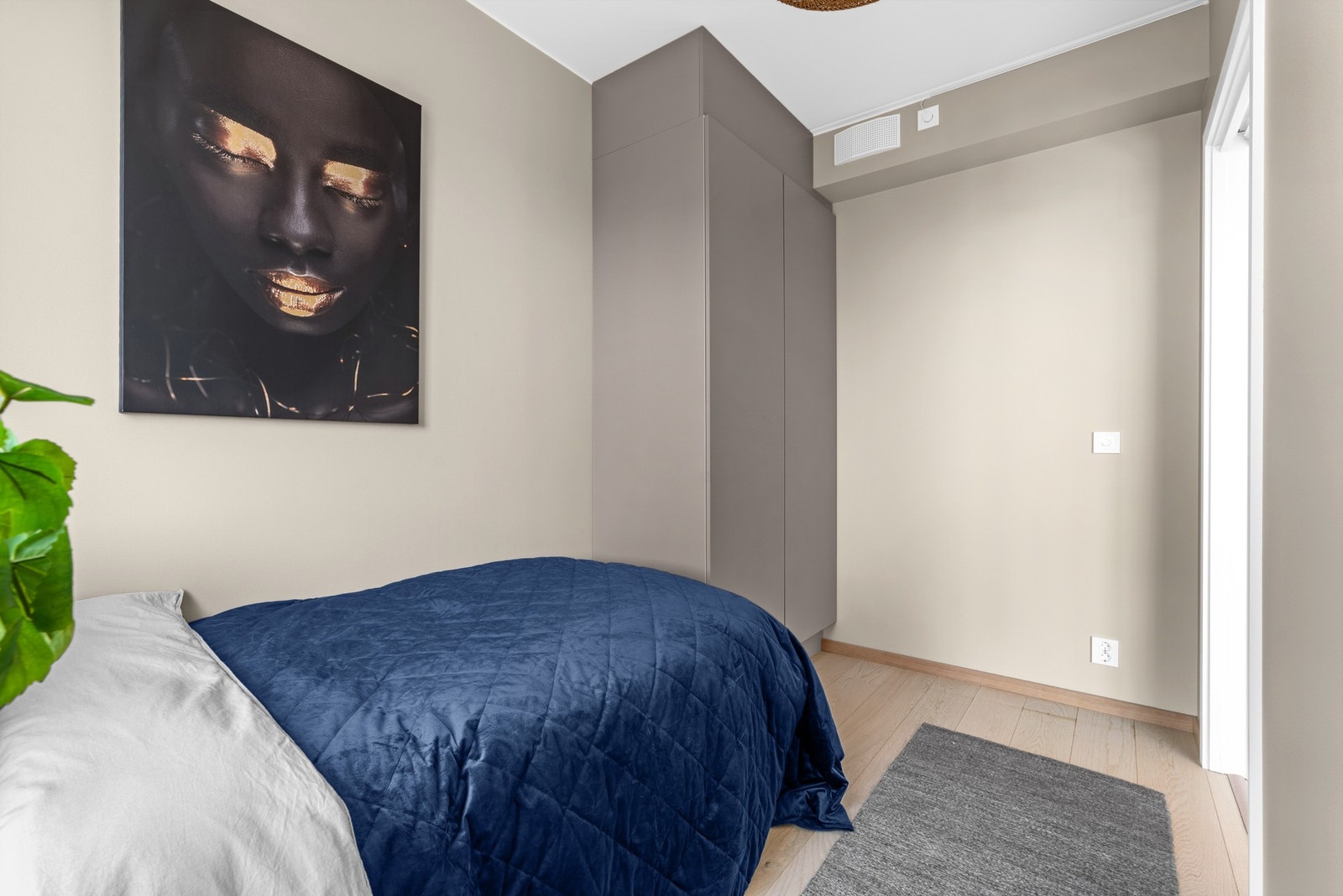 Soverom 2 er også av god størrelse med plassbygget garderobe Galleribilde