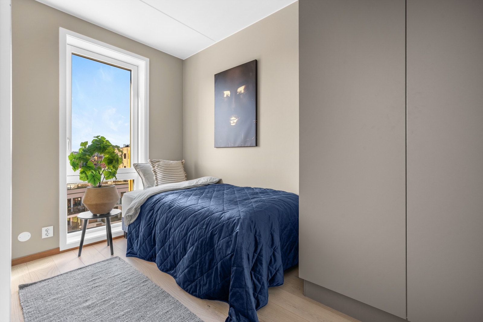 Soverom 2 er også av god størrelse med plassbygget garderobe Galleribilde