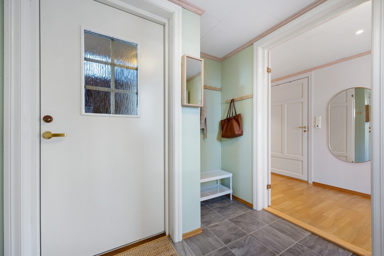 Boligen har en praktisk planløsning og gjør den enkel å innrede etter eget ønske og behov Galleribilde