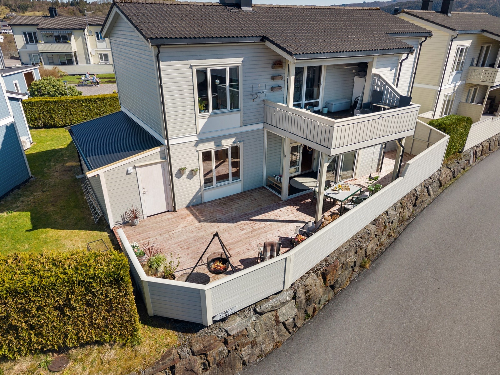 Stor og inngjerdet terrasse som hindrer innsyn og gjør det trygt for familiens minste å løpe rundt Galleribilde