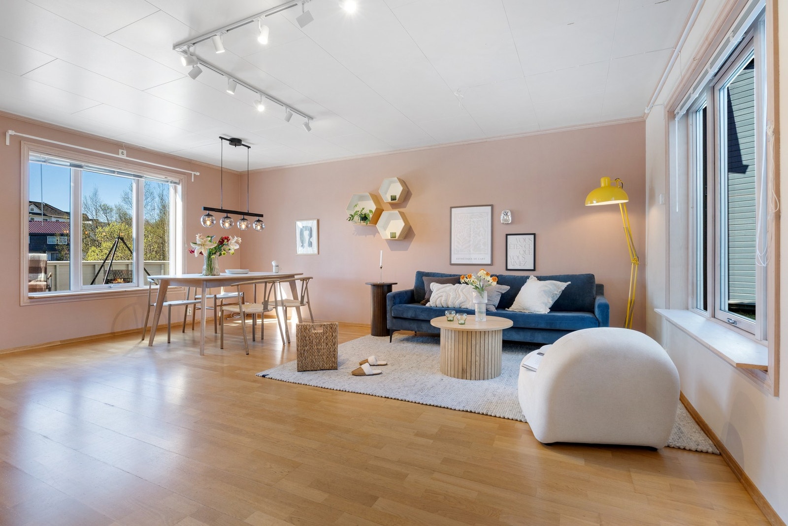 Stor stue på hele 26 m², her har man god plass til både sofa- og sittegruppe Galleribilde