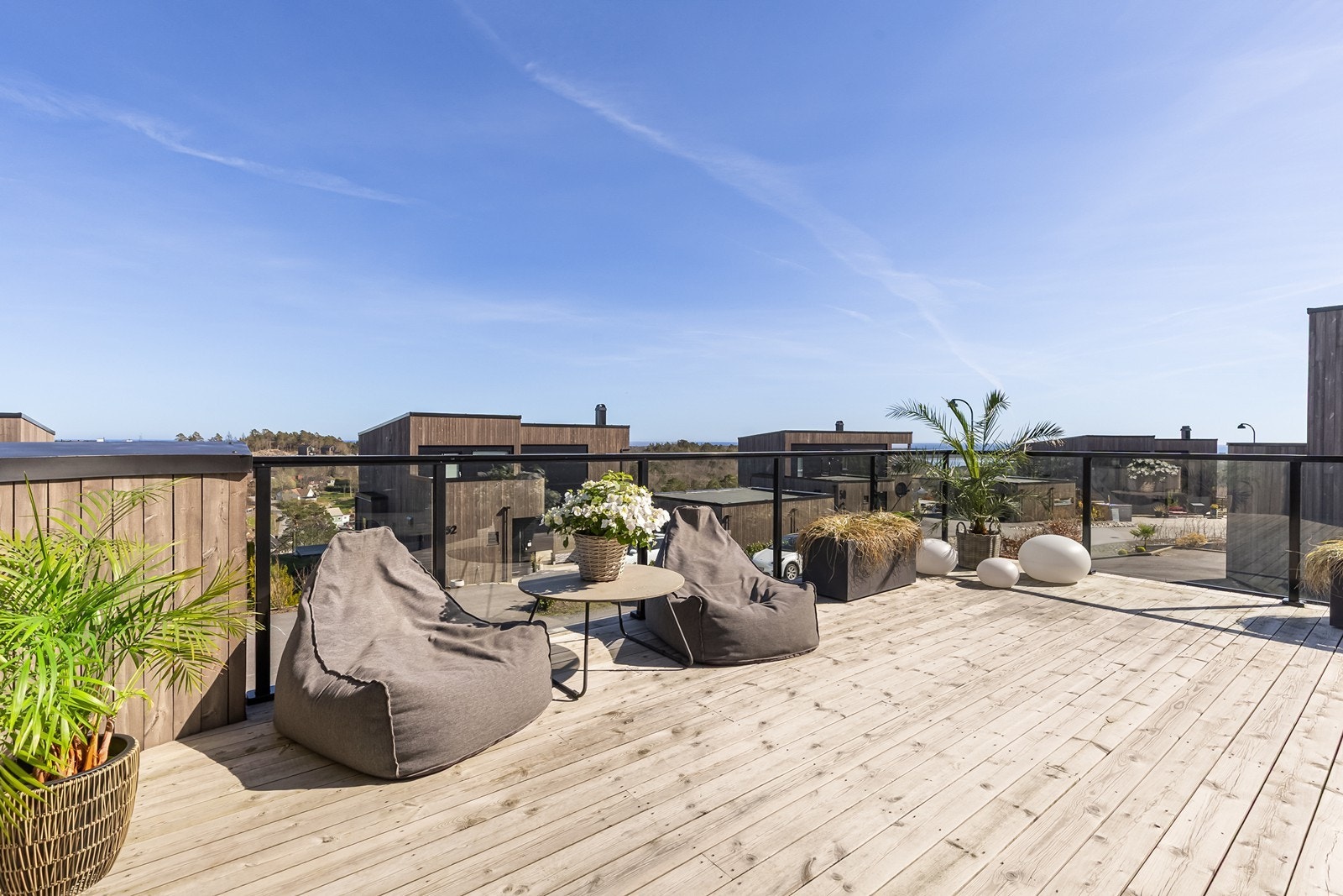 Romslig takterrasse over carport med god plass til utemøblering og panoramautsikt over nærområdet. Galleribilde