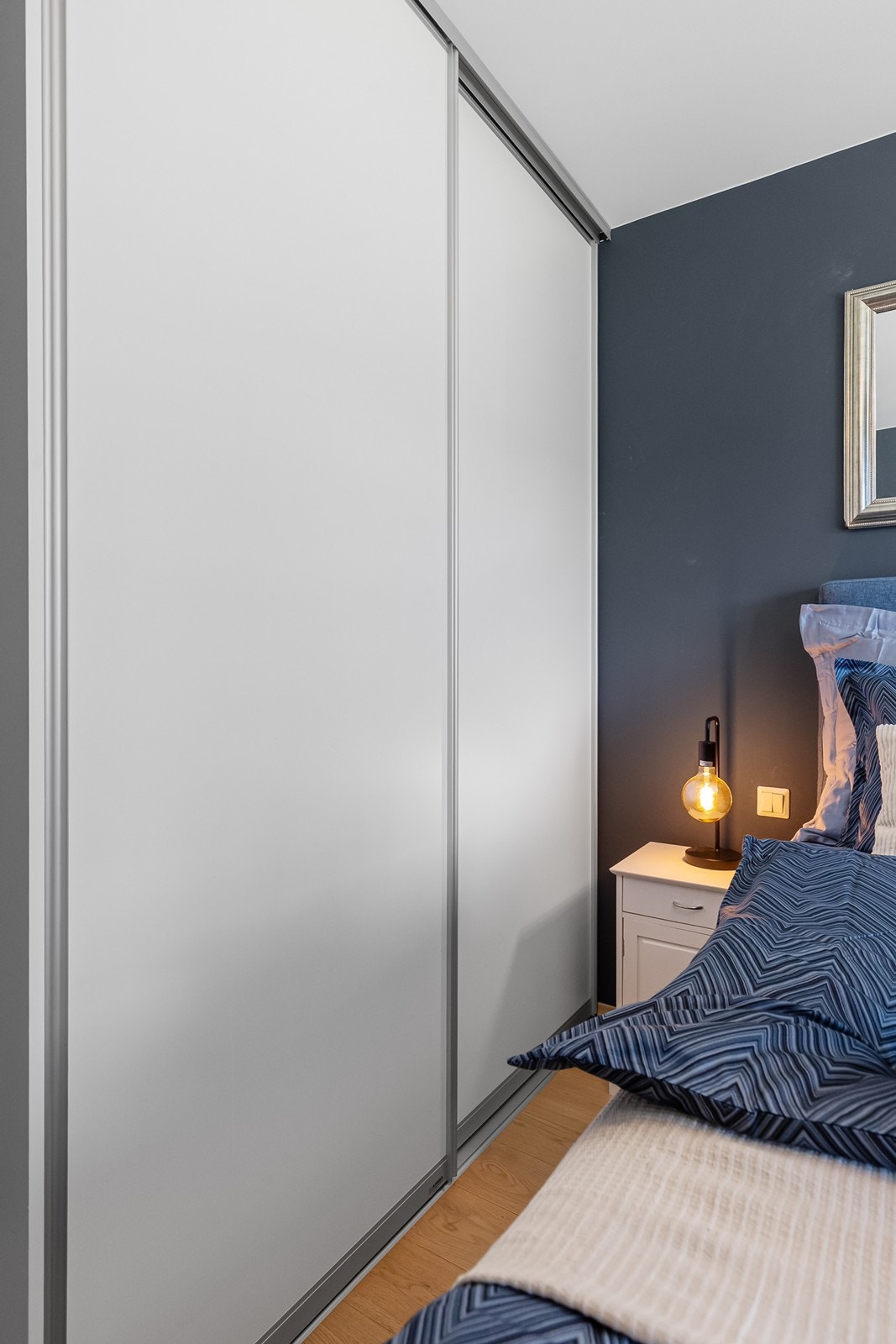 Skyvedørsgarderobe muliggjør effektiv oppbevaring av klær. Galleribilde