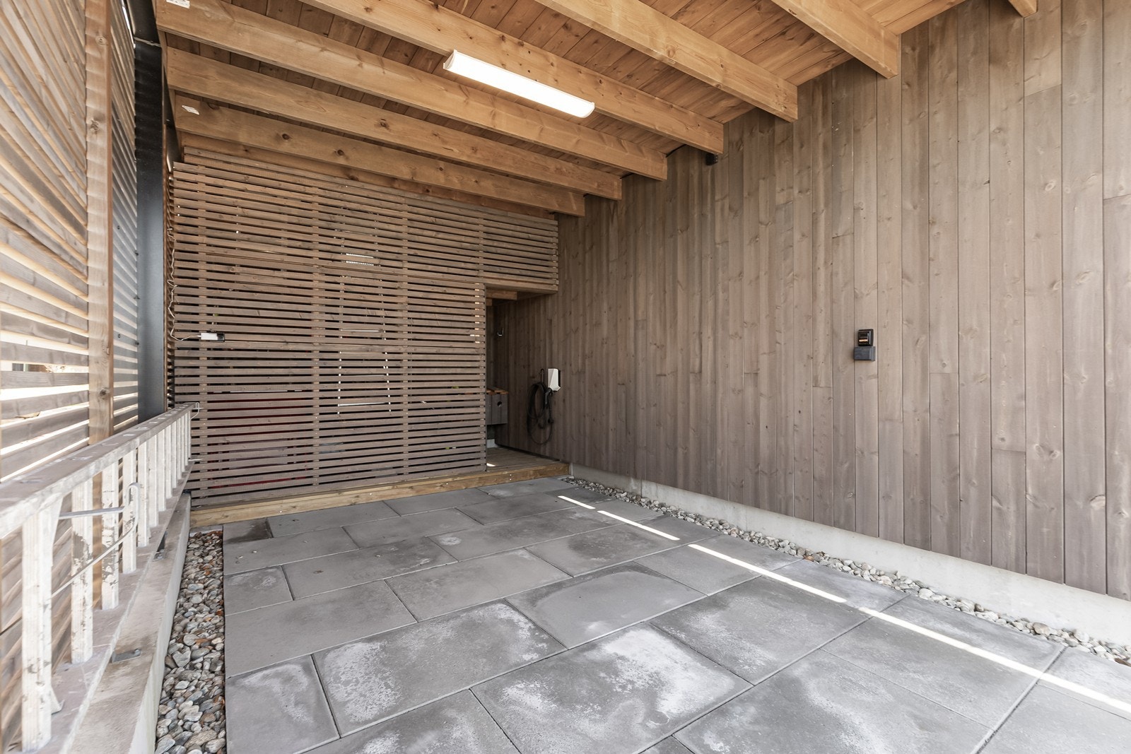 Carporten er overbygget og har en praktisk lagringsplass i bakkant. Galleribilde