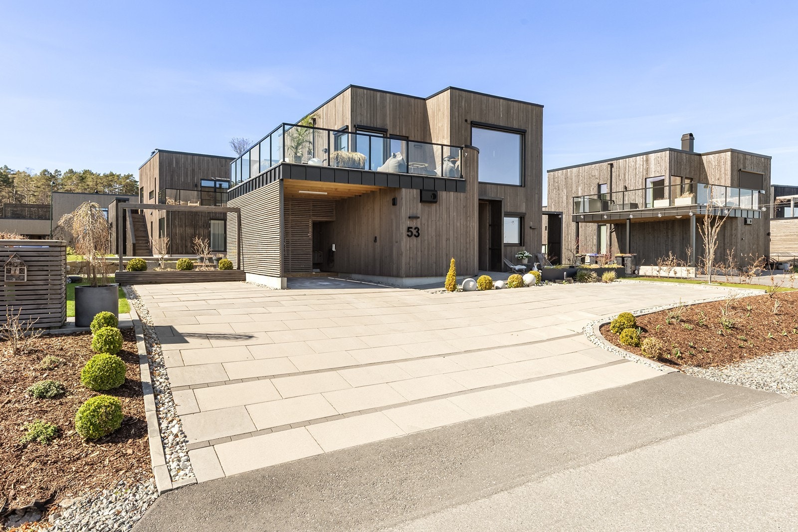 Tomten er meget pent opparbeidet med en romslig gårdsplass og tilhørende carport. Galleribilde