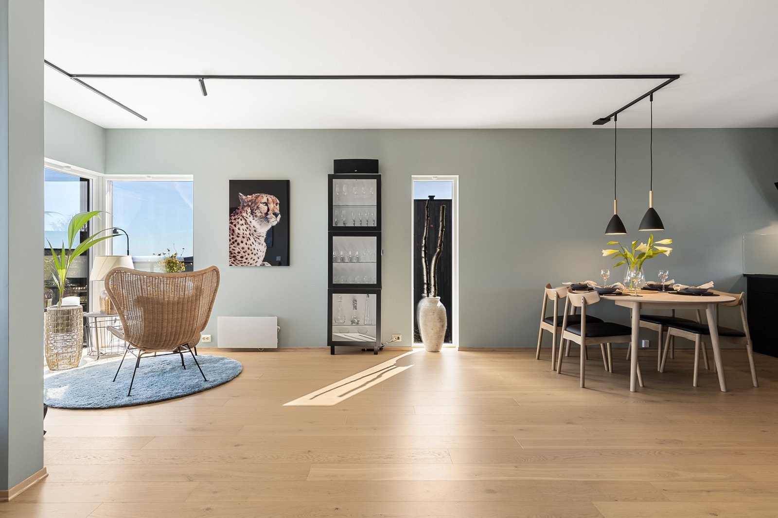 Store vindusflater slipper inn rikelig med naturlig lys i oppholdsrommet. Galleribilde