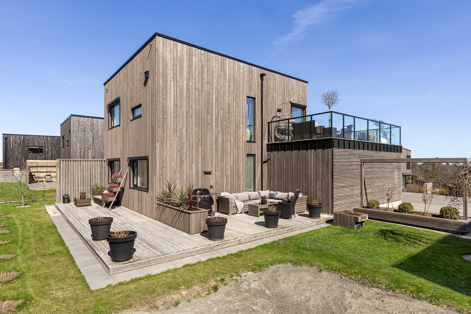 Eiendommen har en stor terrasse i 2 soner, med plass til utemøbler og beplantning. Galleribilde