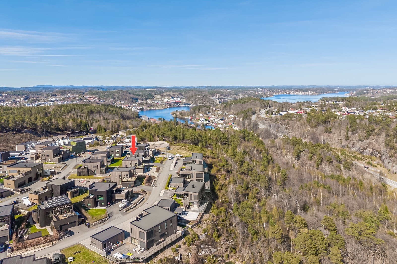 Dronebilde over området med Tromøysund i bakgrunnen Galleribilde