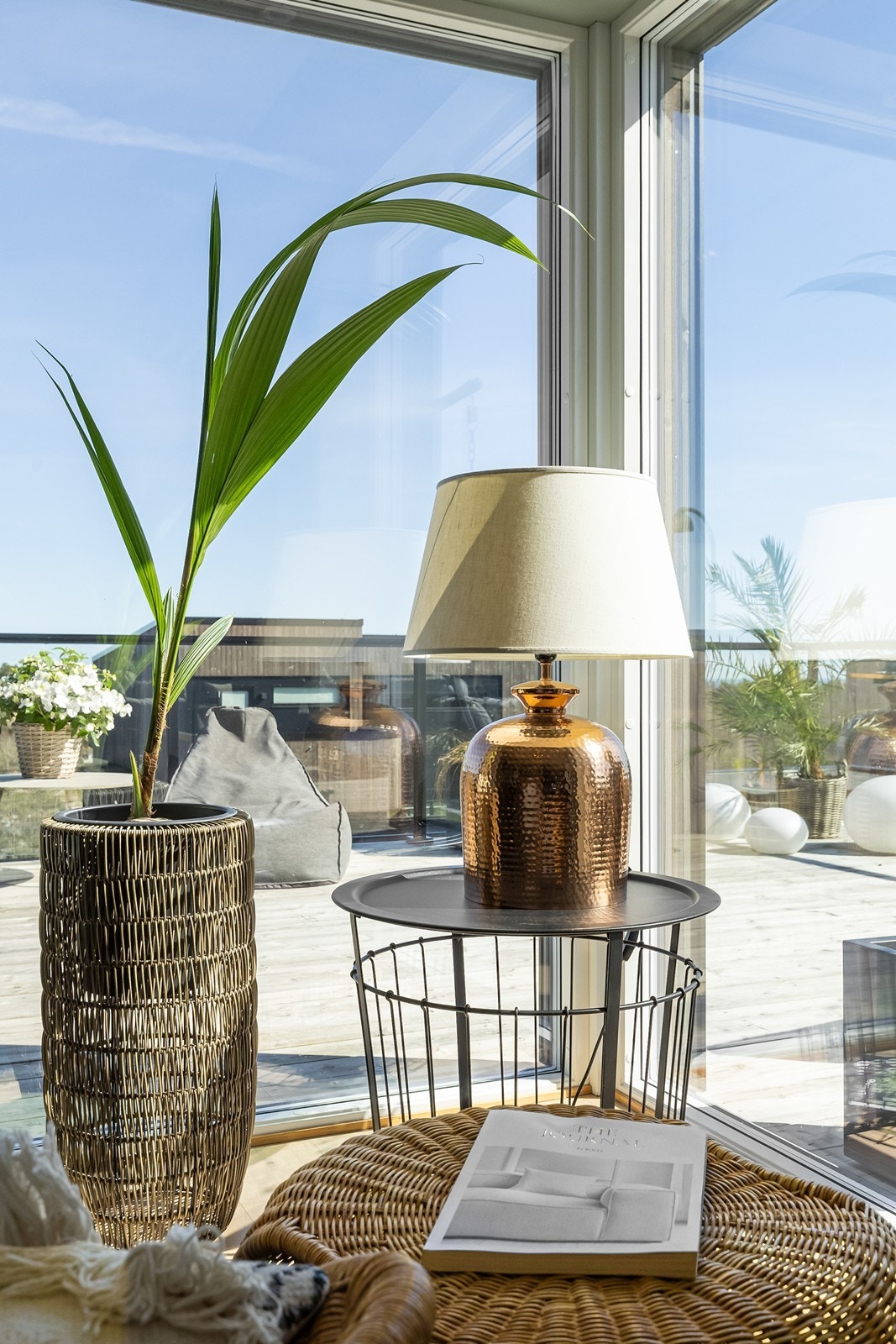 Store glassflater slipper inn rikelig med dagslys i oppholdsrommet. Galleribilde