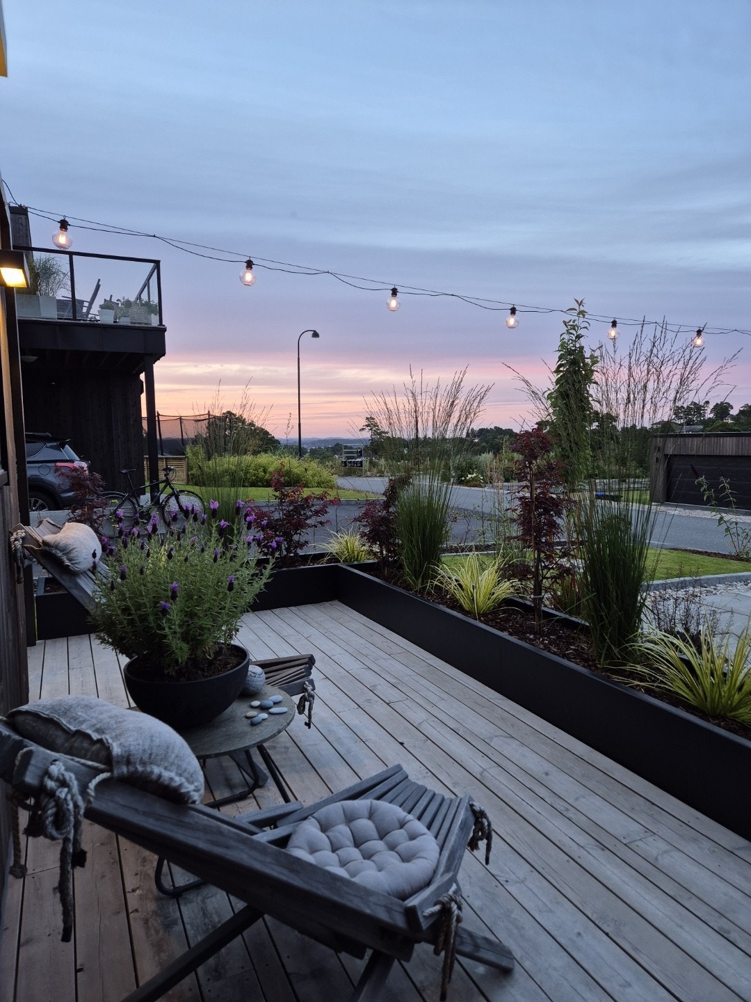 Kveldsstemning på terrassen med koselig belysning Galleribilde