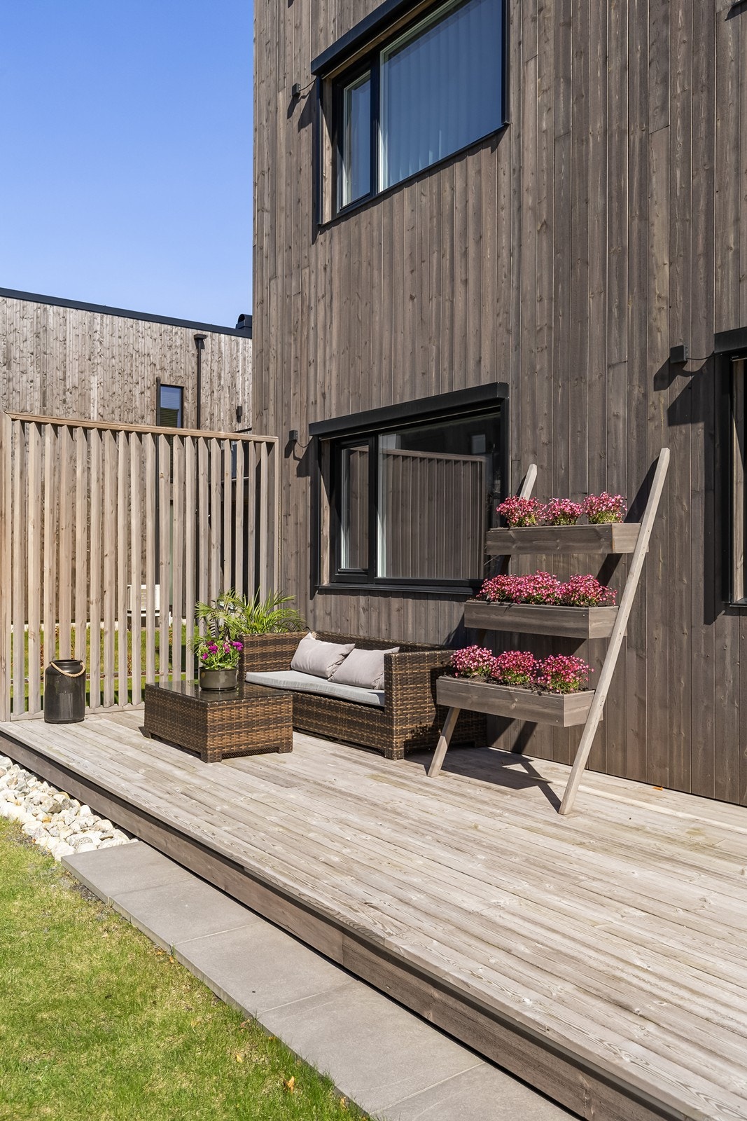 Uteplassen mot syd-vest er opparbeidet med terrassebord og har plass til sittegruppe. Galleribilde