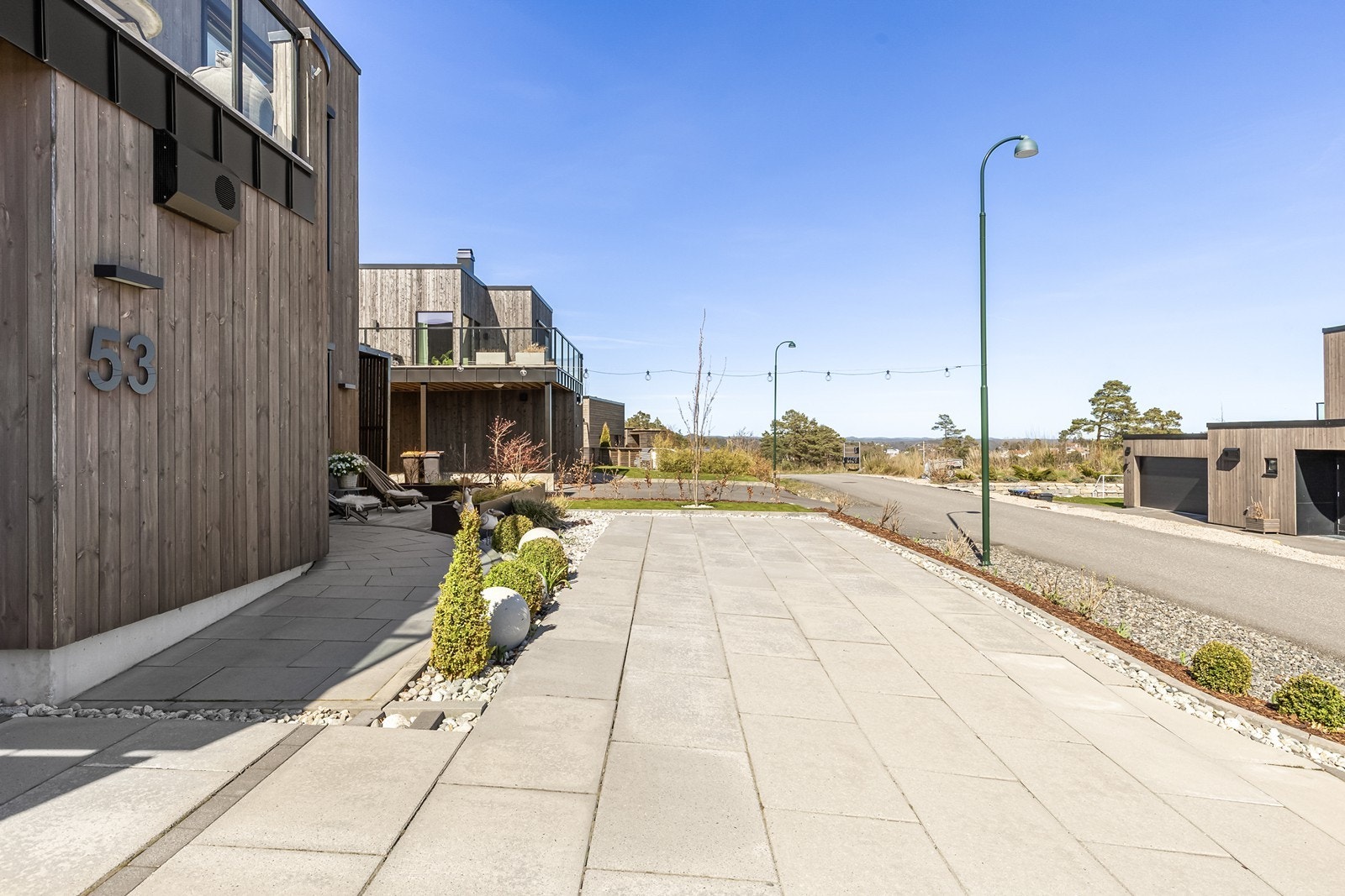Lekker og innbydende gårdsplass med heller og beplantning Galleribilde