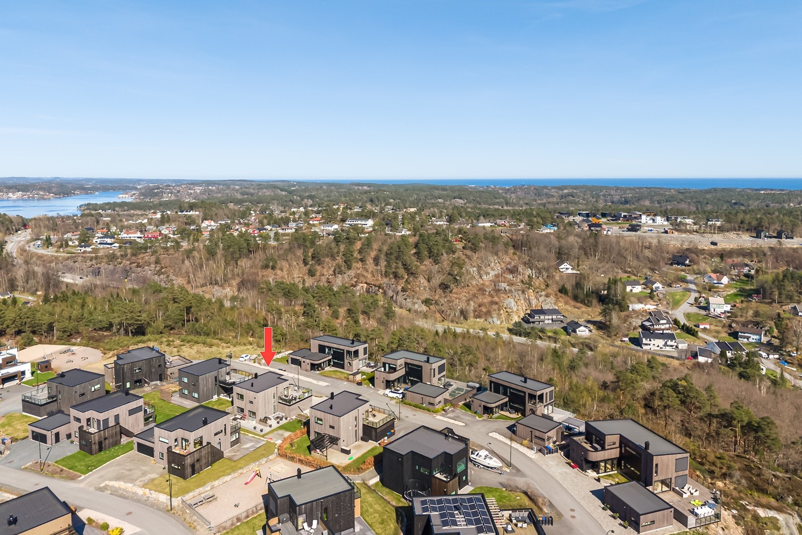 Dronebilde over området med havet i bakgrunnen Galleribilde