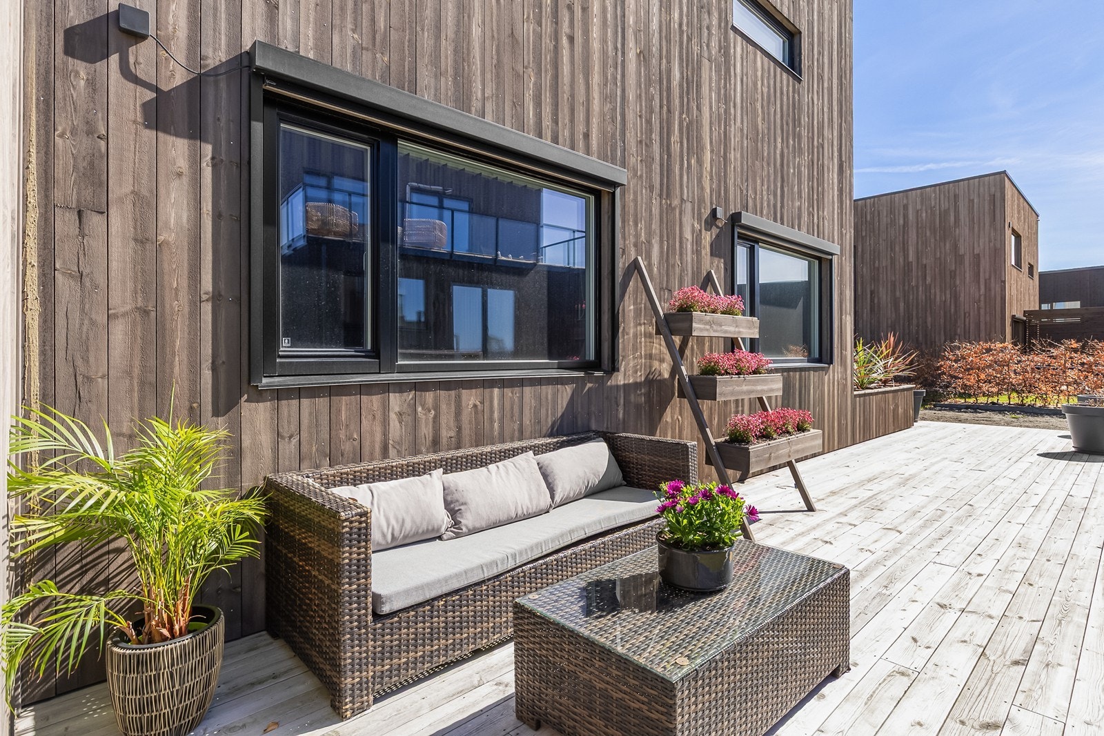 Innbydende terrasse med god plass til møblering og dekorative elementer. Galleribilde