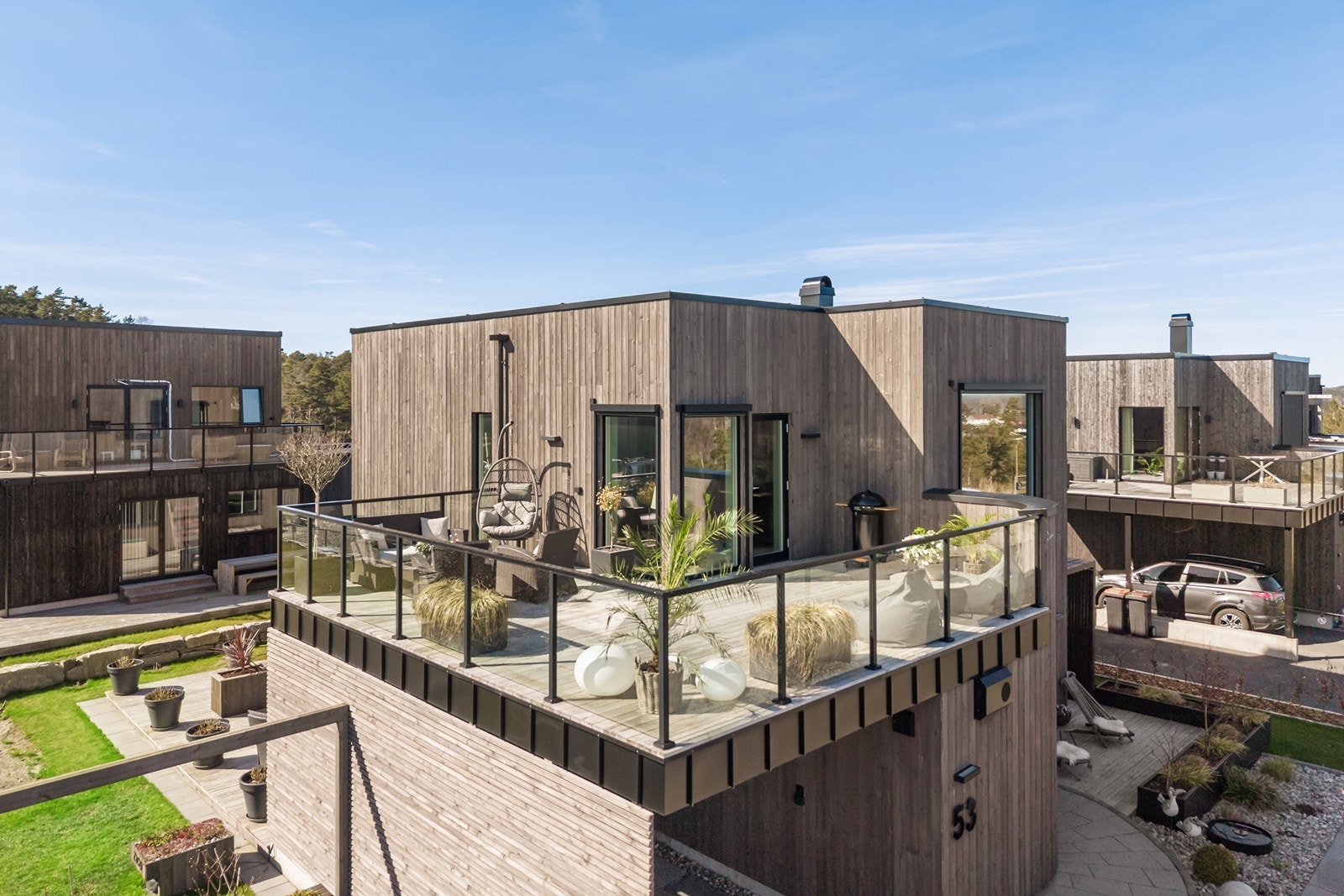 Marisbergtoppen 53 er en moderne enebolig med 4 soverom og innbydende pent opparbeidet tomt. Stor takterrasse med glassrekkverk gir godt utsyn til omgivelsene. Galleribilde