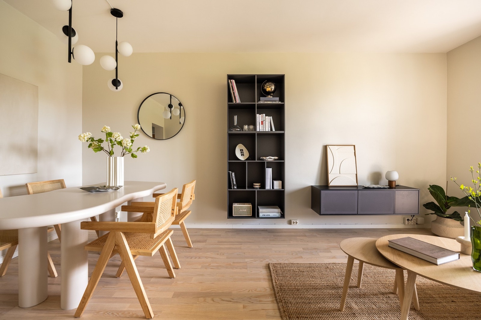 Leiligheten har store vindusflater som slipper inn mye naturlig lys. Galleribilde